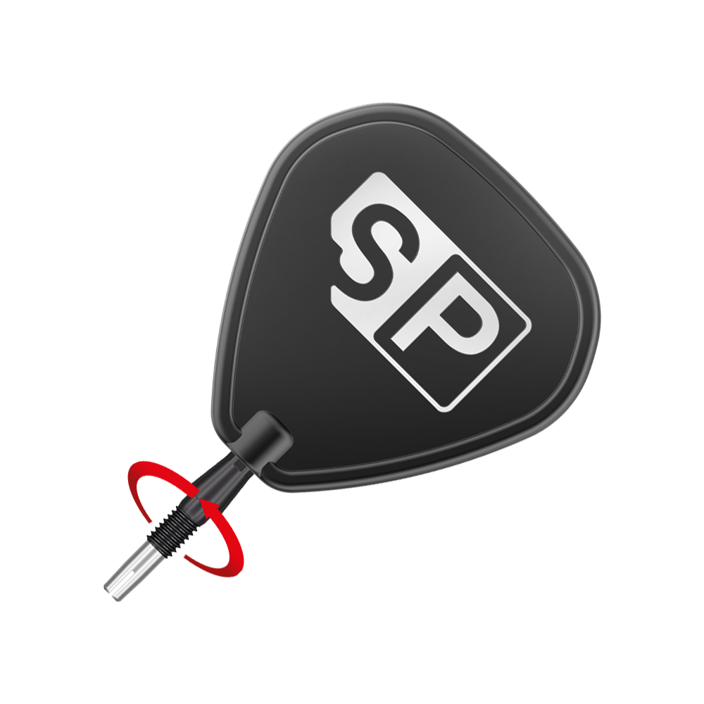 Auf dem Bild ist eine schwarze Dartflügel mit den weißen Buchstaben "SP" zu sehen. Der Dartflügel ist am Schaft eines Dartpfeils befestigt.