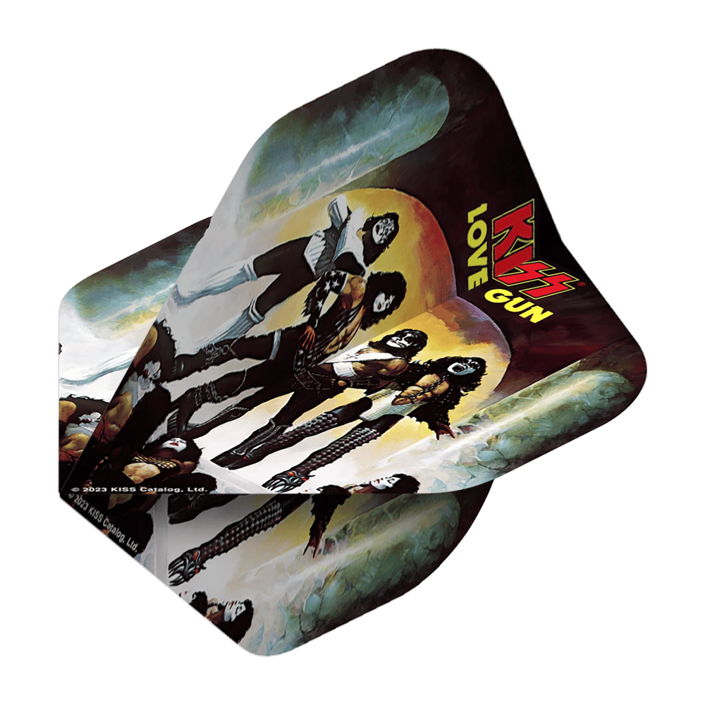 Das Bild zeigt einen Dartflight mit einem Motiv der Band KISS und der Aufschrift "Love Gun". Das Design ist farbenfroh und zeigt die Mitglieder der Band in fantasievollen Kostümen.