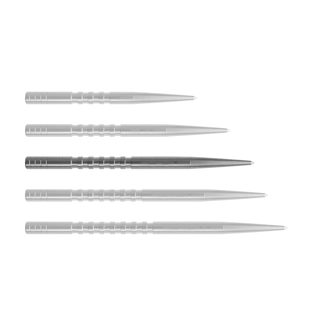 Auf dem Bild sind fünf silberne Dartspitzen in einer Reihe zu sehen. Sie sind aus Metall und haben eingekerbte Rillen für besseren Halt.