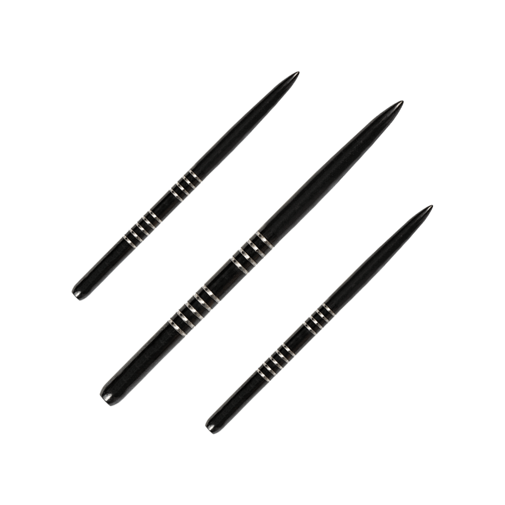 57743_Bulls_GP1_Steeldartspitzen_Schwarz_42mm_1 Das Bild zeigt drei schwarze Steeldartspitzen des Produkts "Bulls GP1". Die Spitzen sind schlank und haben silberne Ringe als Markierungen.