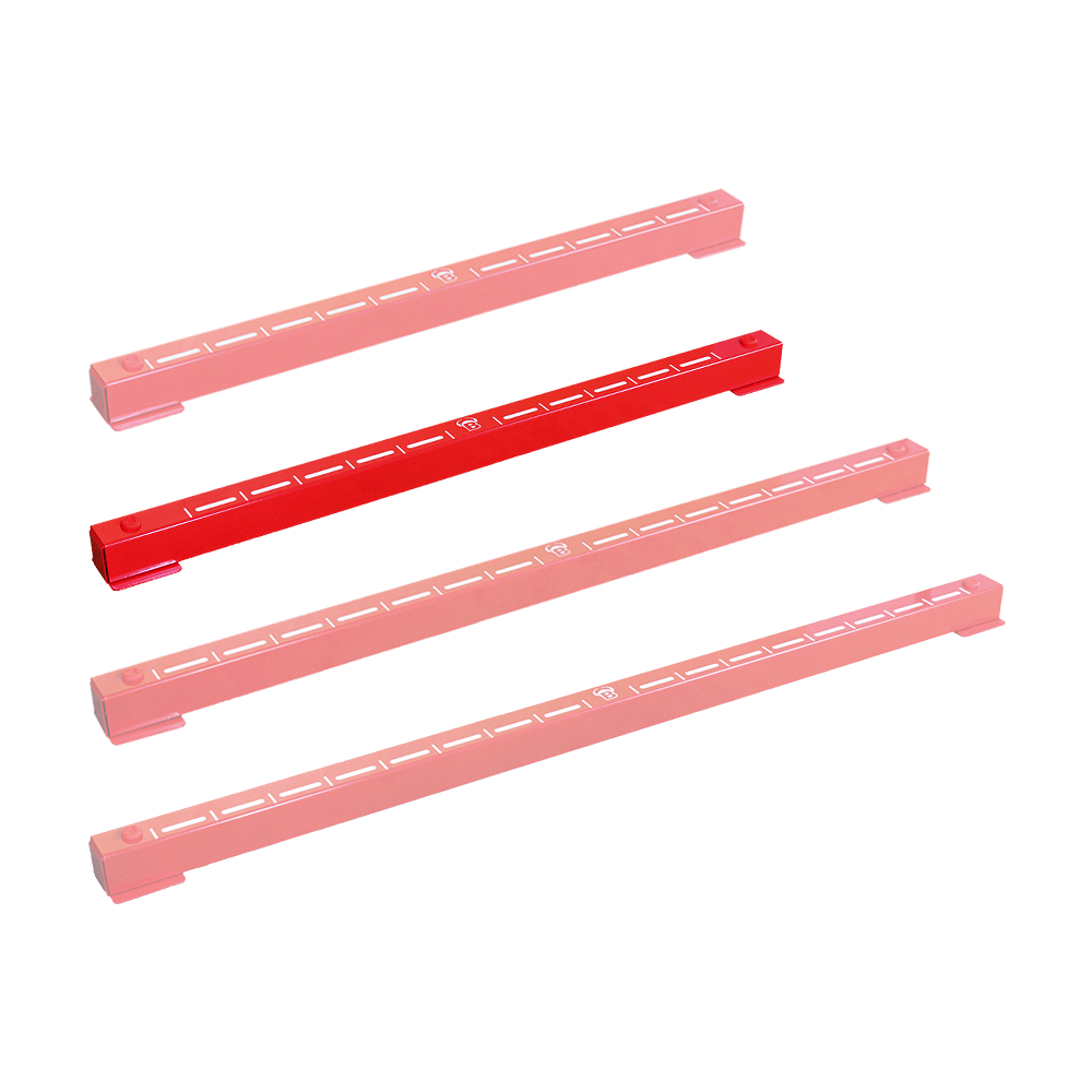 Das Bild zeigt vier rote Metallstangen, die als Bulls Oky Metall Oche bezeichnet werden. Sie sind mit weißen Markierungen versehen und werden beim Darts zum Abmessen der richtigen Wurflinie verwendet.