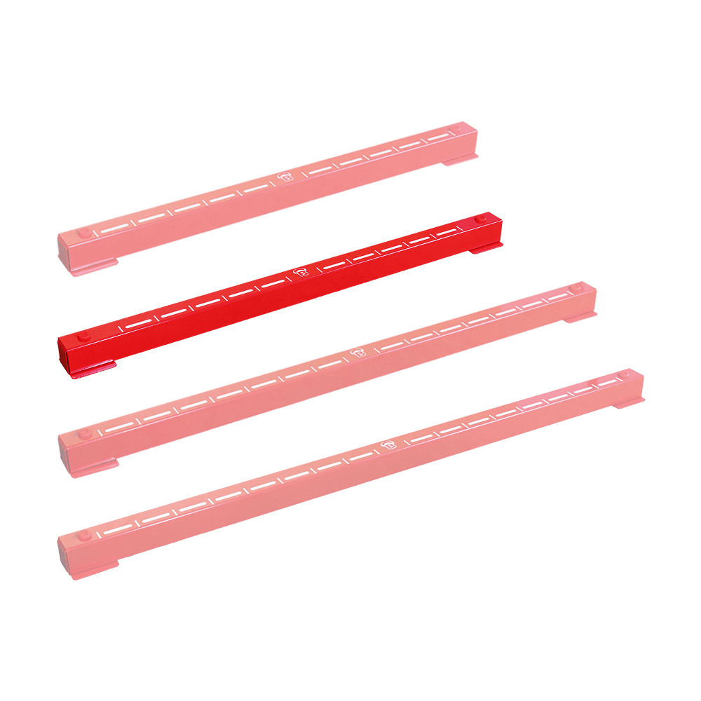 67822_Bulls_Oky_System_Metall_Oche_O66_2 Das Bild zeigt vier rote Metallstangen, die als Bulls Oky Metall Oche bezeichnet werden. Sie sind mit weißen Markierungen versehen und werden beim Darts zum Abmessen der richtigen Wurflinie verwendet.