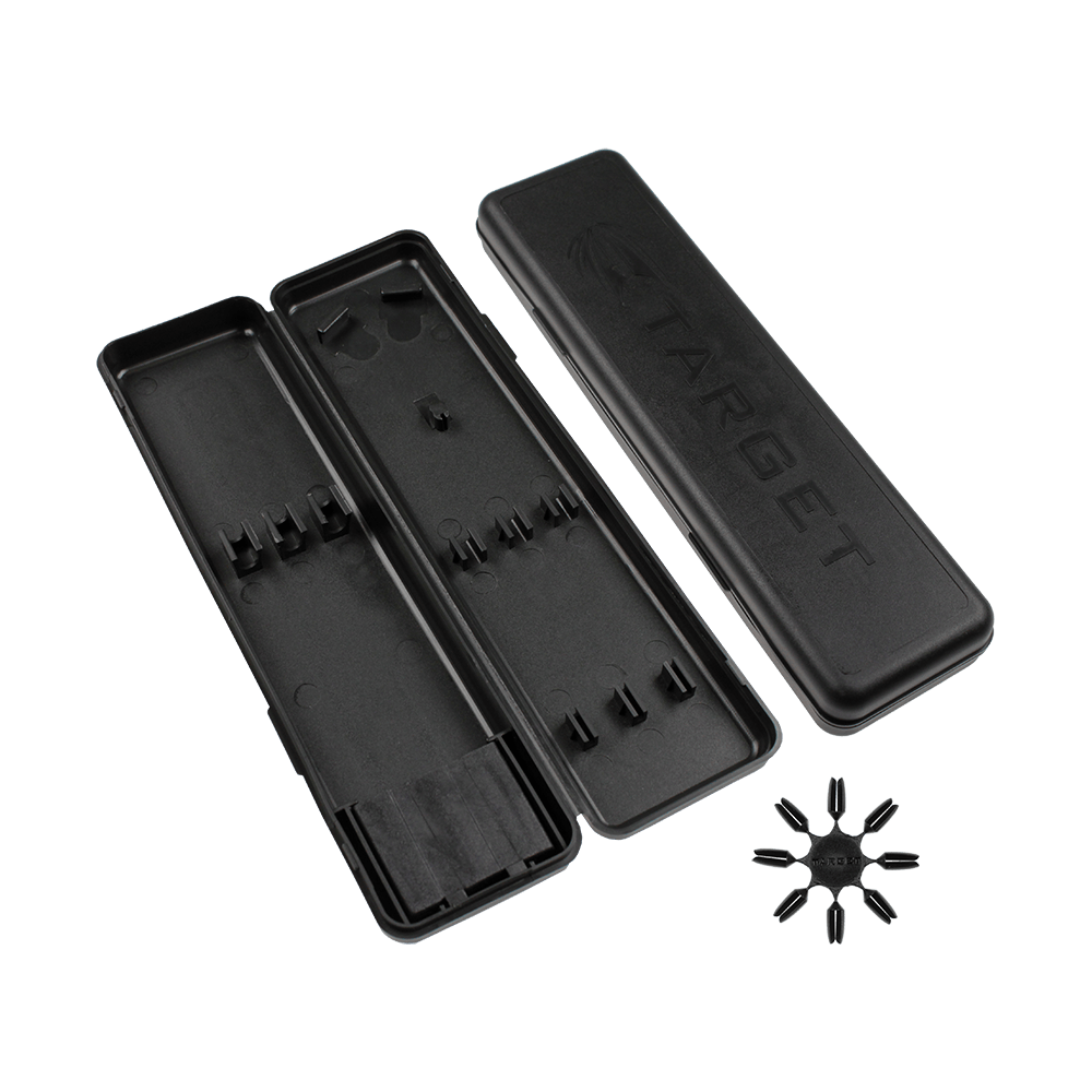 Target-Plastikbox Das Bild zeigt ein schwarzes Etui für die Target Phil Taylor Power Silverlight Softdarts. Neben dem geöffneten Etui liegt ein schwarzes Zubehörteil mit mehreren Spitzen.