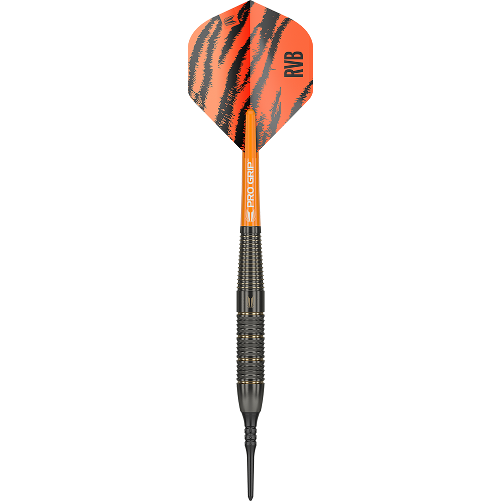 170015_Target_Raymond_Van_Barneveld_Brass_Softdarts_1WIYrIfM0Mfrep Der Dartpfeil „Target Raymond Van Barneveld Brass Softdarts - 18g“ hat eine auffällige orangefarbene Flight mit schwarzen Streifen und der Aufschrift „RVB“. Der Griff ist schwarz mit feinen Rillen für besseren Halt.