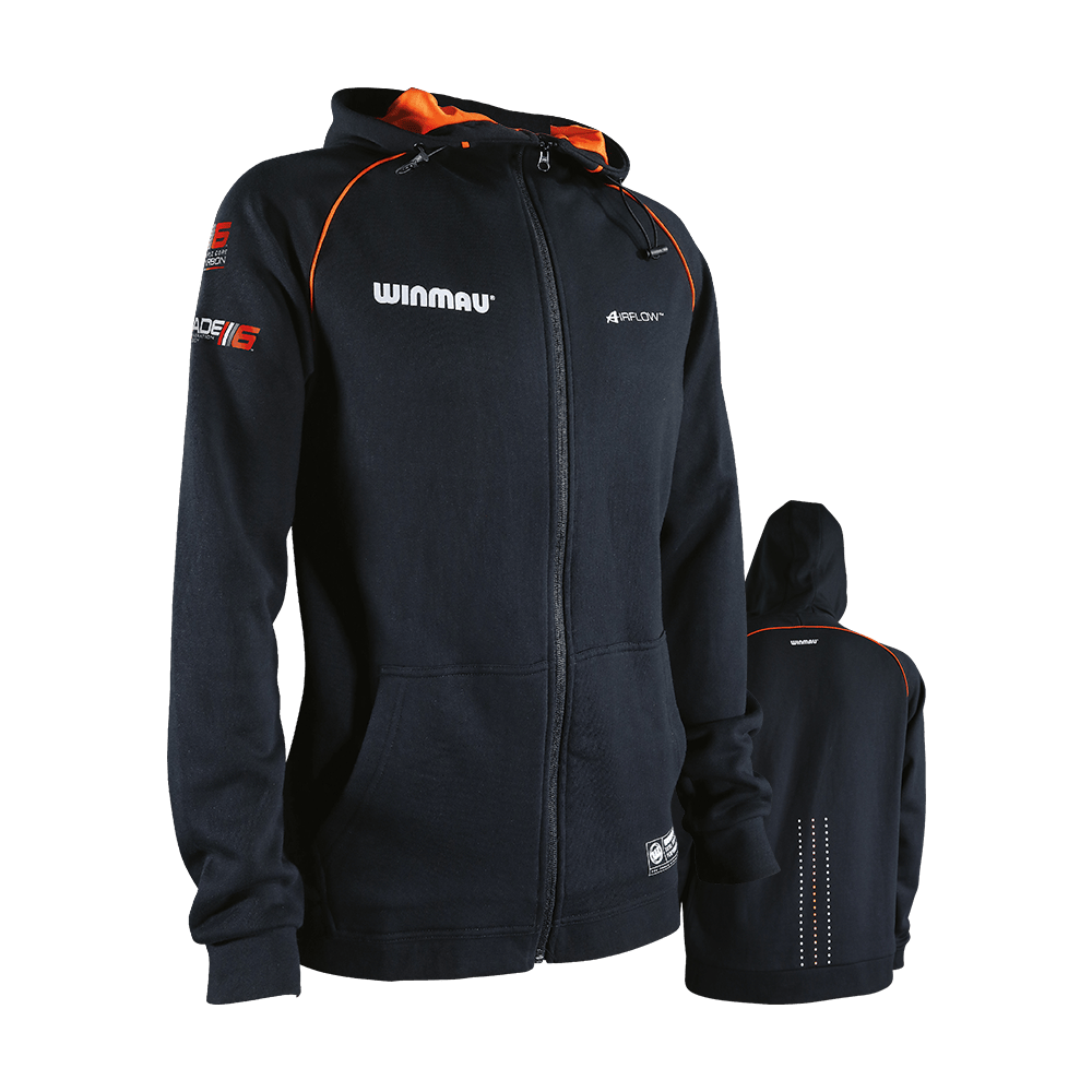 8418_Winmau_Pro-Line_Blade6_Hoodie_Kaputzenjacke_0 Die Abbildung zeigt die Winmau Pro-Line Blade 6 Hoodie Kapuzenjacke in Schwarz mit orangefarbenen Akzenten. Auf der Vorderseite sind Logos aufgedruckt und die Rückseite zeigt ein dezentes Punktmuster.