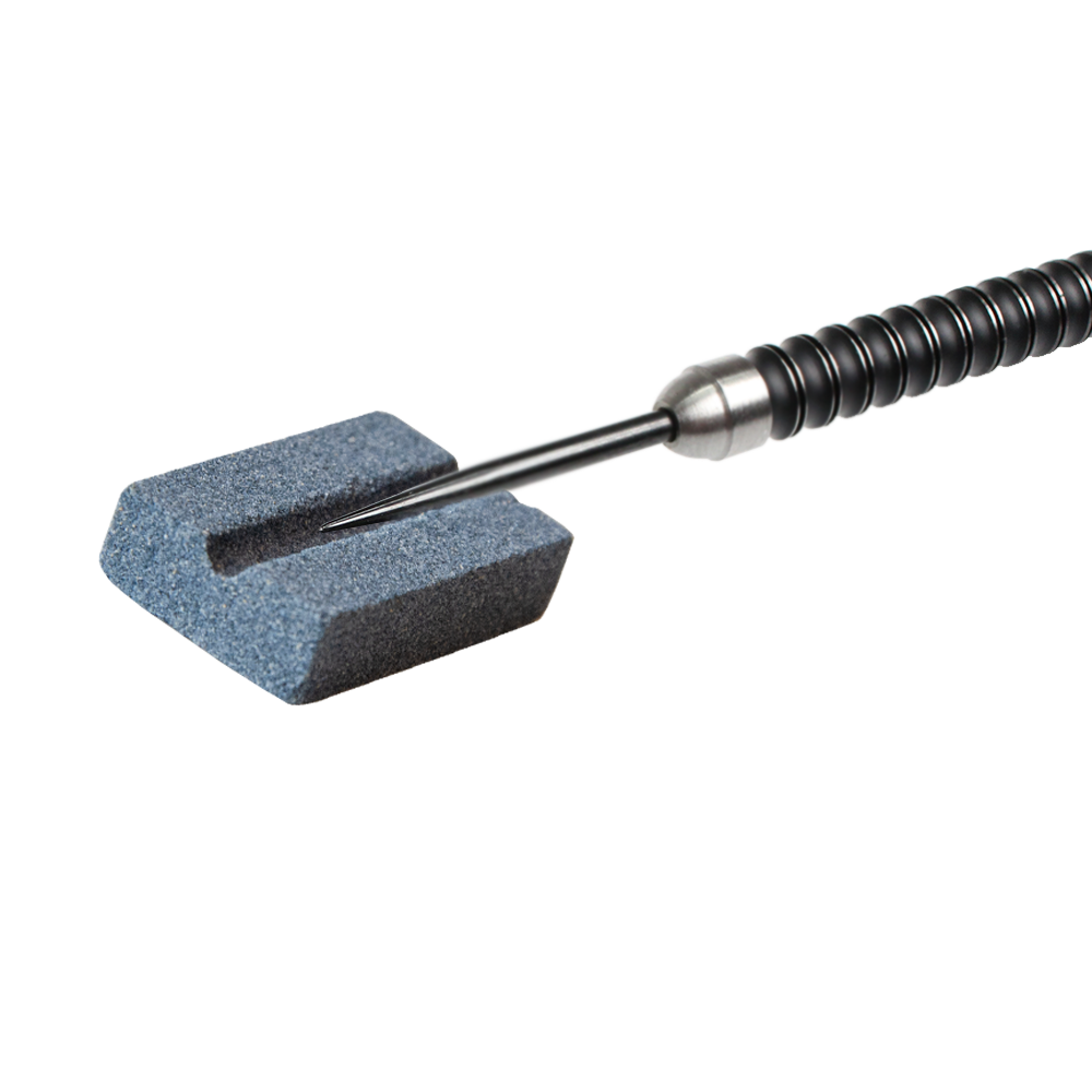 616_QD8200690_XQMax_Steeldart_Schleifstein_2 Das Bild zeigt einen XQMax Steeldart Schleifstein mit einem Dartpfeil darauf. Der Schleifstein wird verwendet, um die Spitze des Dartpfeils zu schärfen.