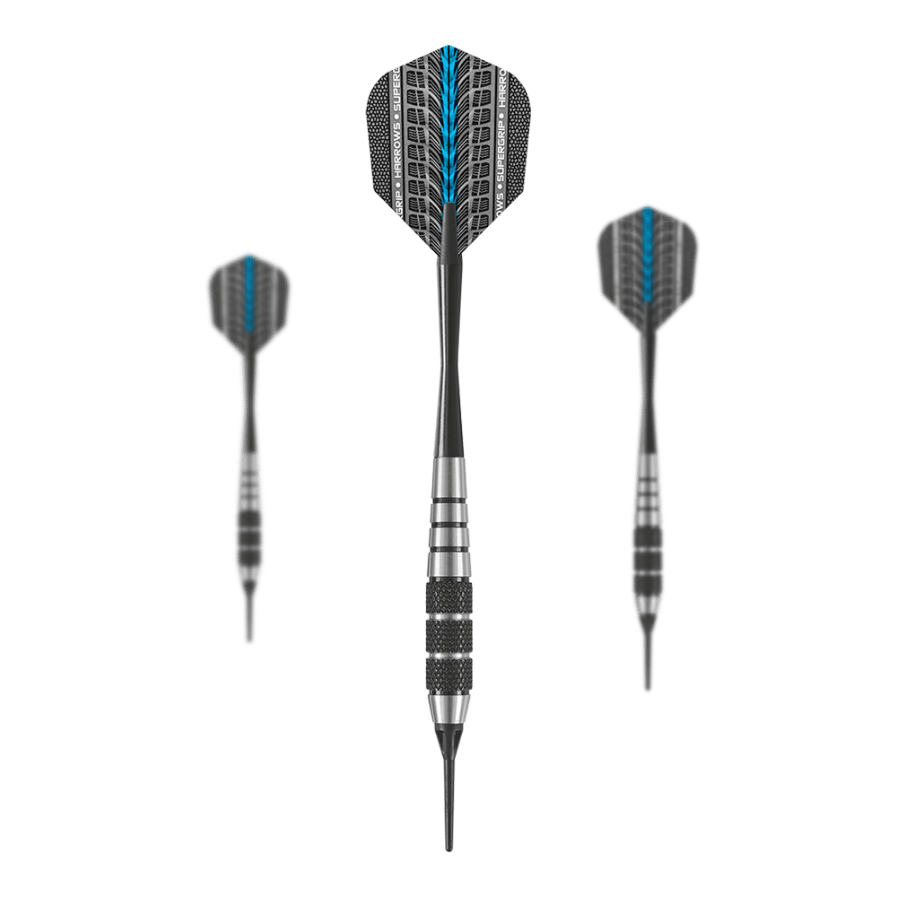 Das Bild zeigt drei Softdarts aus Edelstahl mit schwarzem und silbernem Design. Die Flights haben ein schwarzes Muster mit einem blauen Streifen in der Mitte.