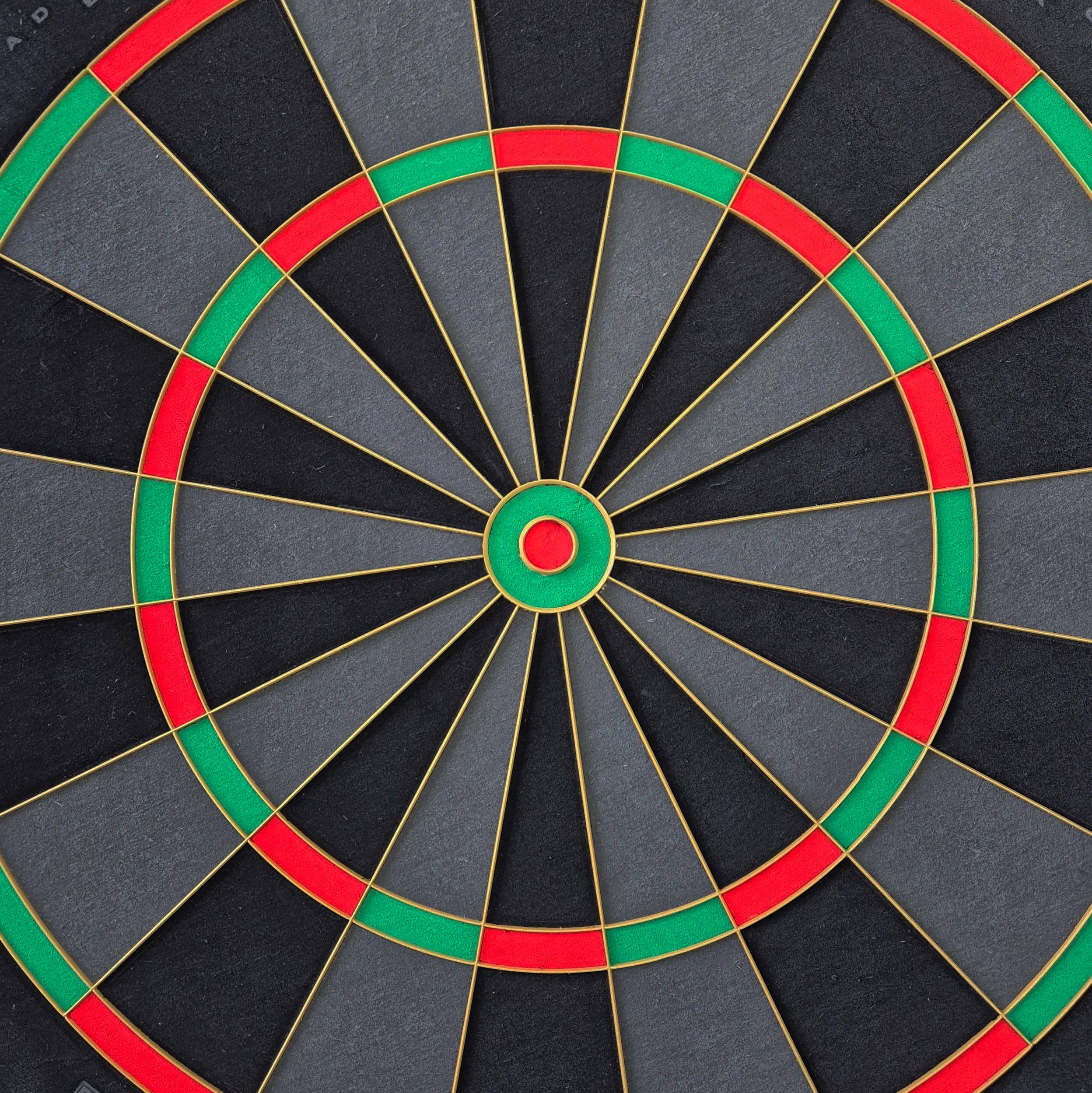 Bulls NL Advantage Black-Edition Steeldartboard Auf dieser Abbildung ist das BullsNL Advantage Black Edition Steeldartboard zu sehen. Es wird aus einer anderen Perspektive gezeigt.