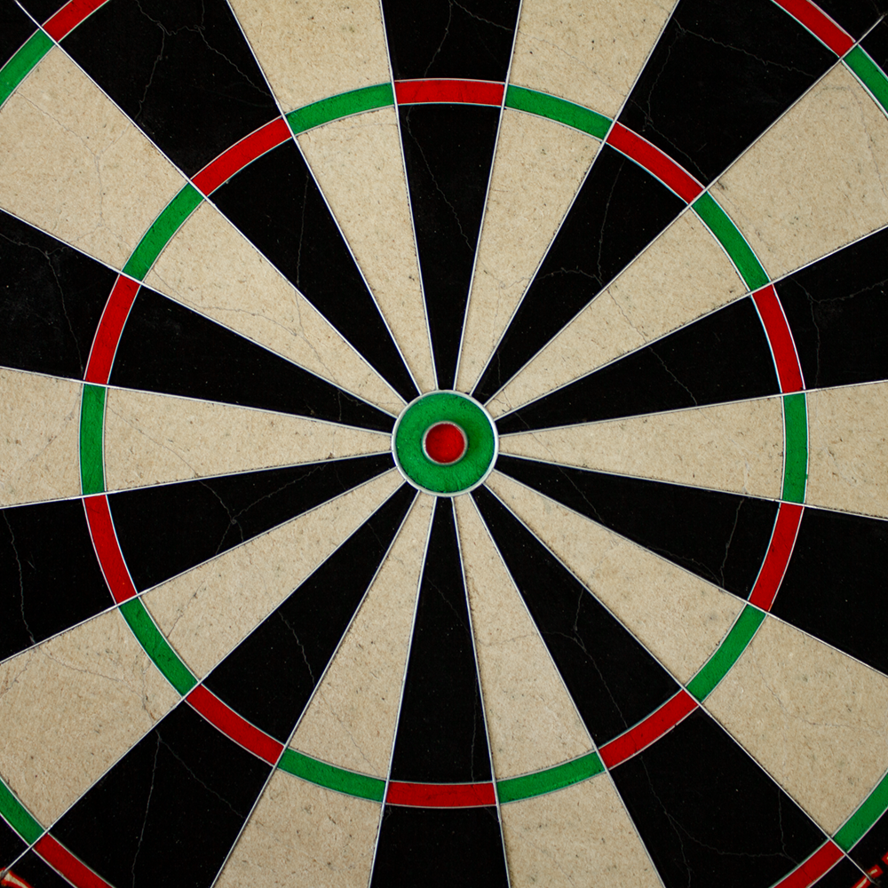 Das Bild zeigt ein Dartboard mit klar abgegrenzten schwarzen, beigen, roten und grünen Feldern. Es handelt sich um das Produkt "Unicorn Eclipse HD Trainer Board".