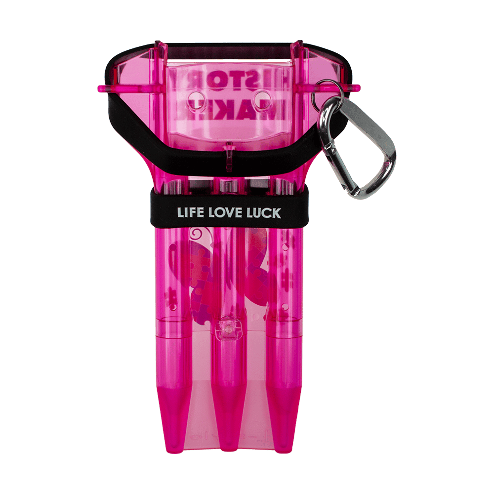 Dies ist ein pinkes Dartcase mit der Aufschrift "LIFE LOVE LUCK". Das durchsichtige Etui zeigt drei Fächer für Darts und hat einen Karabiner zum Befestigen.
