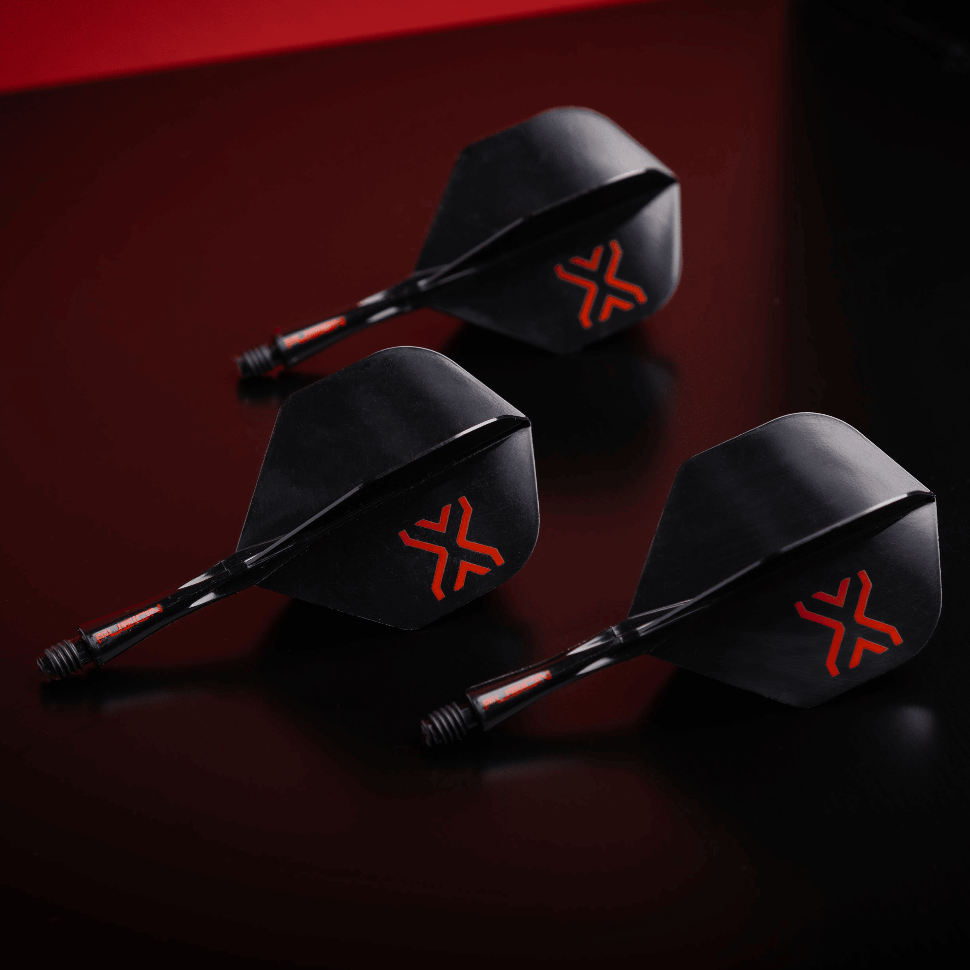 Das Bild zeigt das Winmau Fusion Blade X No2 Standard Flight-Shaft-System in Schwarz. Es handelt sich um ein Zubehörteil für Dartspiele.