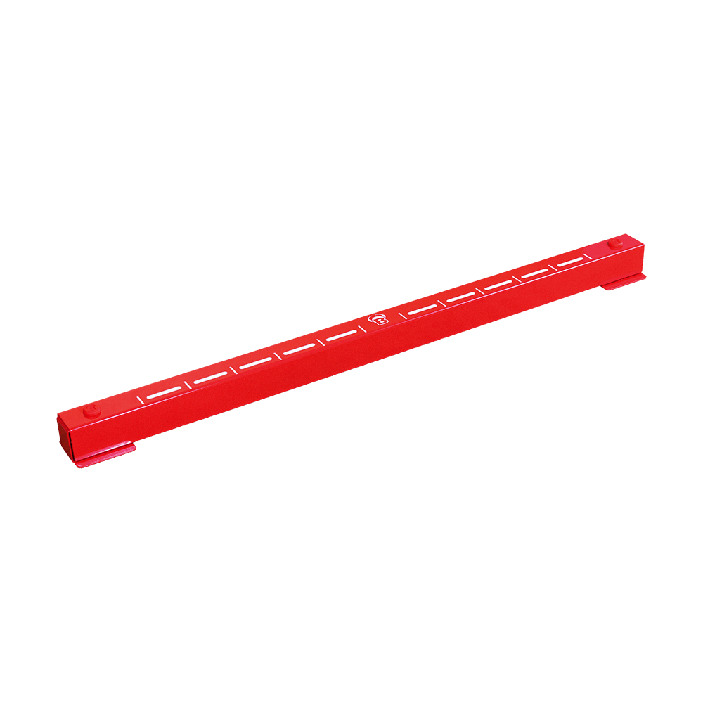 67822_Bulls_Oky_System_Metall_Oche_O66_1 Das Bild zeigt das Produkt "Bulls Oky Metall Oche". Es ist eine rote Metallleiste mit weißen Markierungen, die beim Dartspielen als Abwurflinie dient.