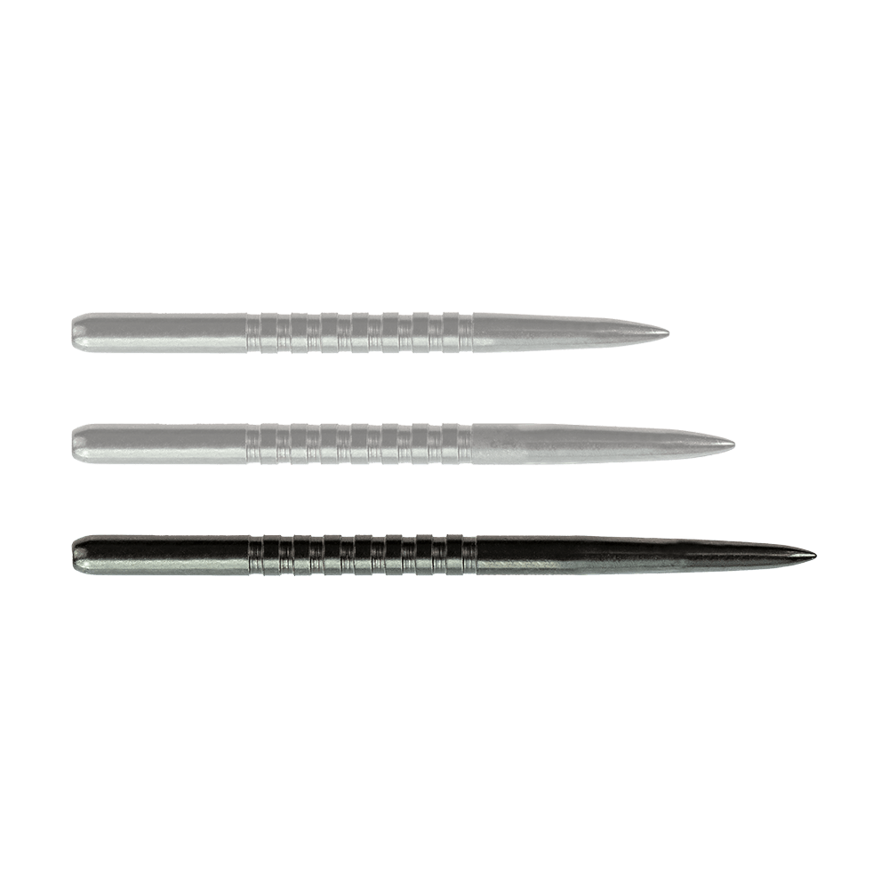 57753_Bulls_GP3_Steeldartspitzen_Schwarz_42mm_1u5NKjzrbag9Tz Das Bild zeigt drei schwarze Steeldartspitzen des Produkts "Bulls GP3". Sie sind aus Metall und haben eine geriffelte Oberfläche für besseren Halt.