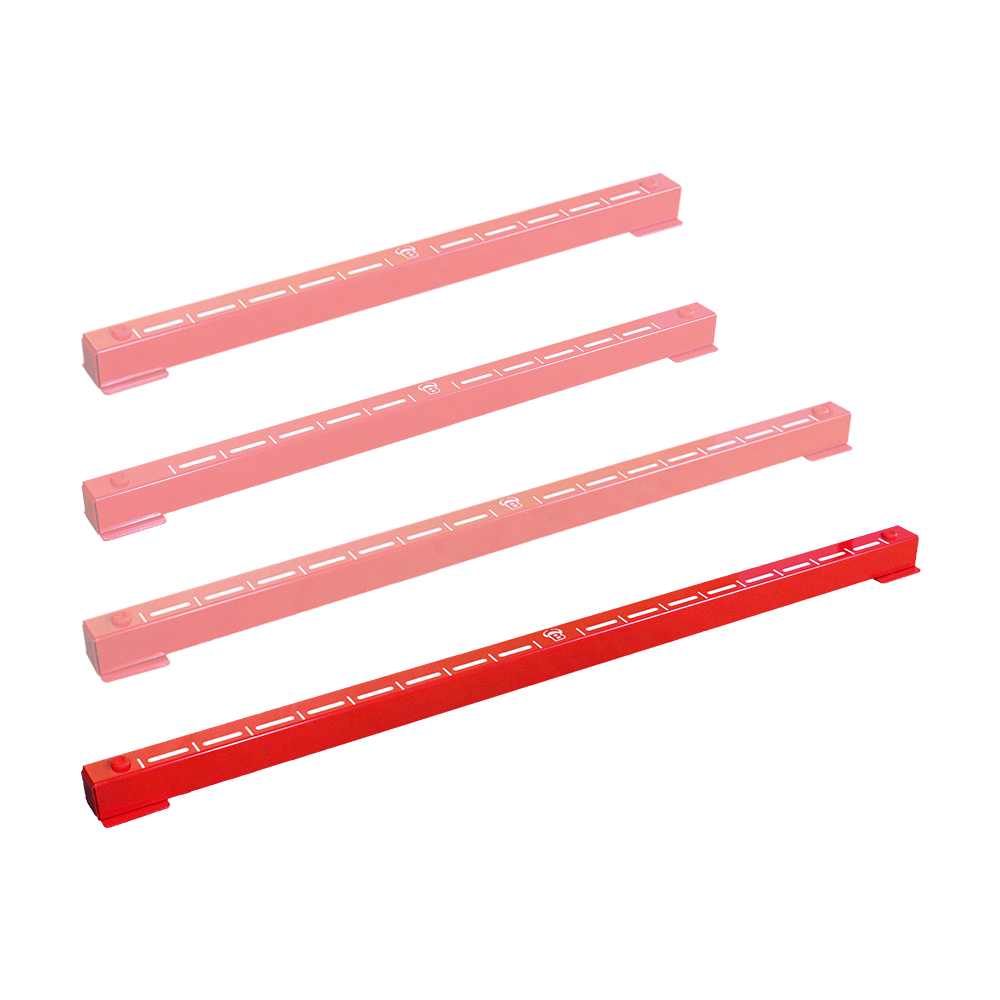 67824_Bulls_Oky_System_Metall_Oche_O90_2 Das Bild zeigt vier rote Metallbalken mit weißen Markierungen, die als Bulls Oky Metall Oche bezeichnet werden. Diese werden beim Darts als Abwurflinie verwendet.