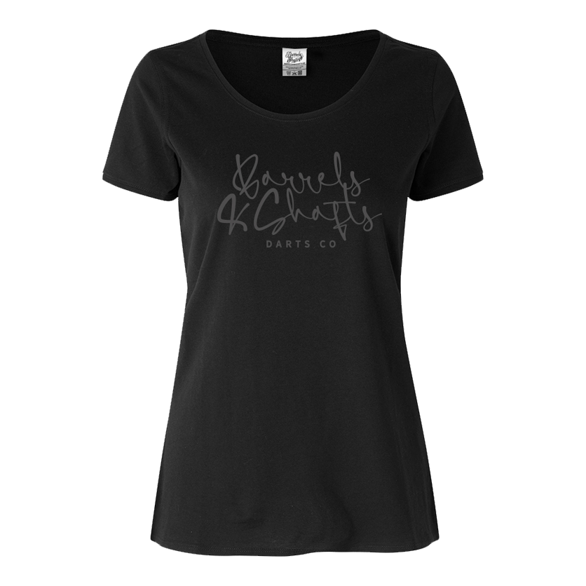 Barrels and Shafts Damen T-Shirt - Schwarz Dieses Bild zeigt ein schwarzes Damen-T-Shirt mit der Aufschrift „Barrels and Shafts DARTS CO“ auf der Vorderseite. Das T-Shirt hat einen klassischen Rundhalsausschnitt und einen schlichten, modernen Stil.
