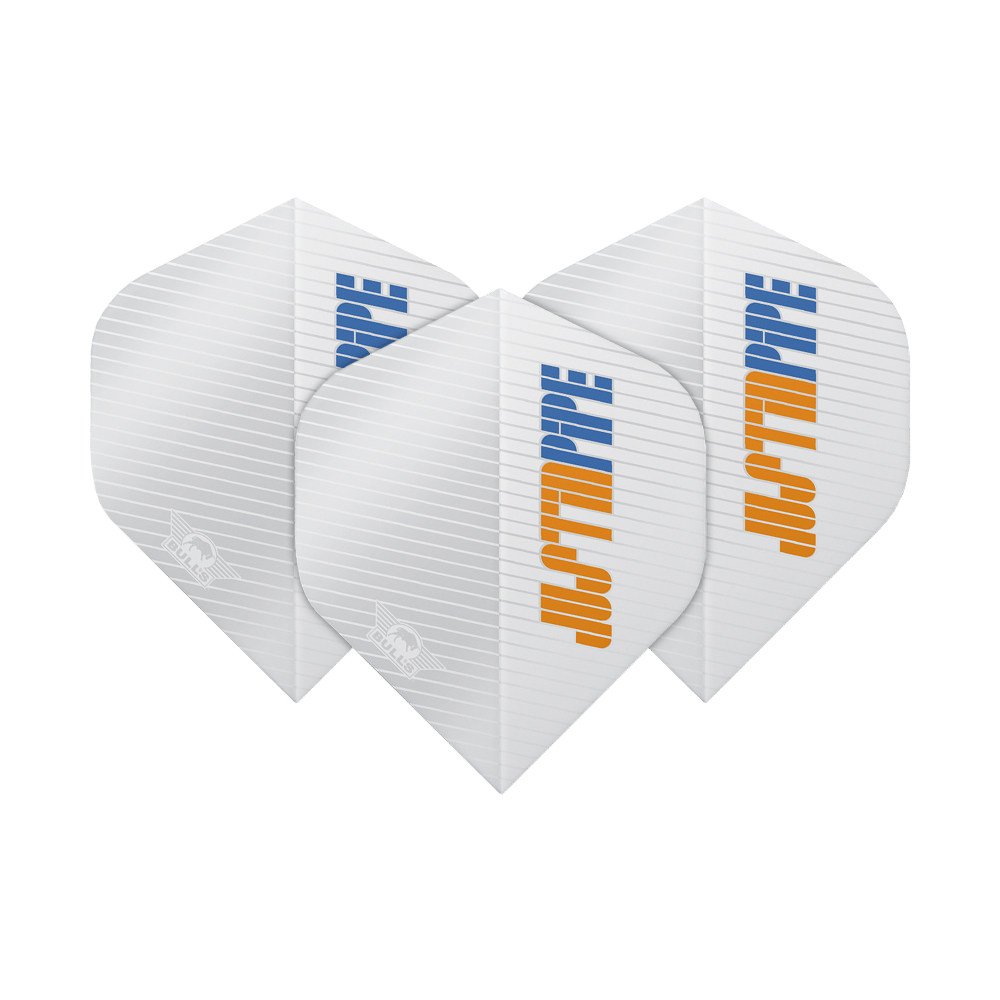 Das Bild zeigt drei weiße Dart-Flights mit dem Aufdruck "JUSTIN PIPE" in blauer und oranger Schrift. Die Flights sind standardförmig und tragen das Logo von Bulls NL in der Ecke.