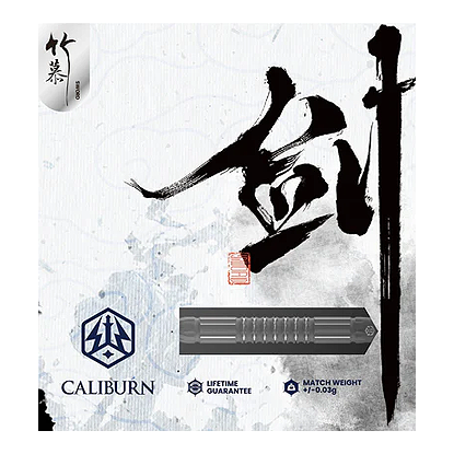 Caliburn Sword S2 Steeldarts Das Bild zeigt die Caliburn Sword S2 Steeldarts Verpackung mit asiatischer Kalligraphie im Hintergrund. Unten sind das Produktlogo, eine Produktabbildung und Hinweise zur Garantie und dem Gewicht zu sehen.