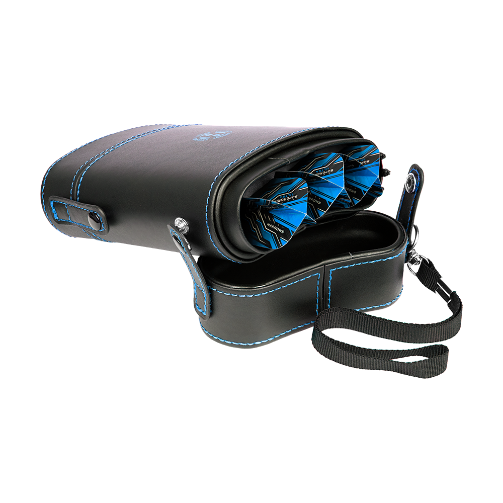 HRT-16419_Harrows_Prima_Dartcase_Aqua_4 Das Bild zeigt das Produkt "Harrows Prima Dartcase". Es handelt sich um ein schwarzes Etui mit blauen Nähten, das Darts und Zubehör aufbewahren kann.