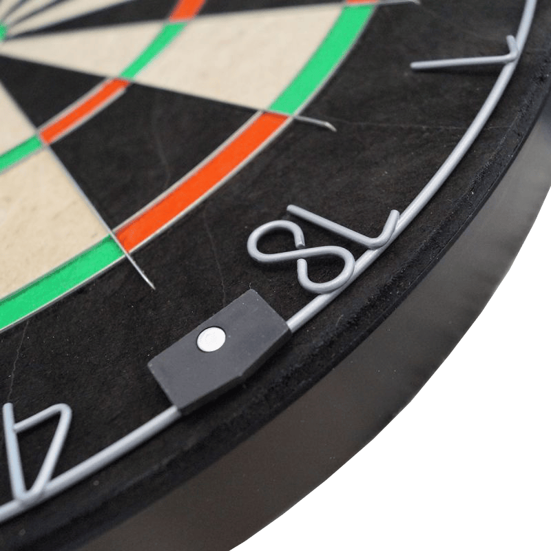 Karella Dartboard BullOut Set inkl. 2 Satz Steeldarts Das Bild zeigt das Karella Dartboard BullOut Set inklusive zwei Sätzen Steeldarts. Dieses Set ist ideal für Dartspieler und enthält alles, was für den Start benötigt wird.