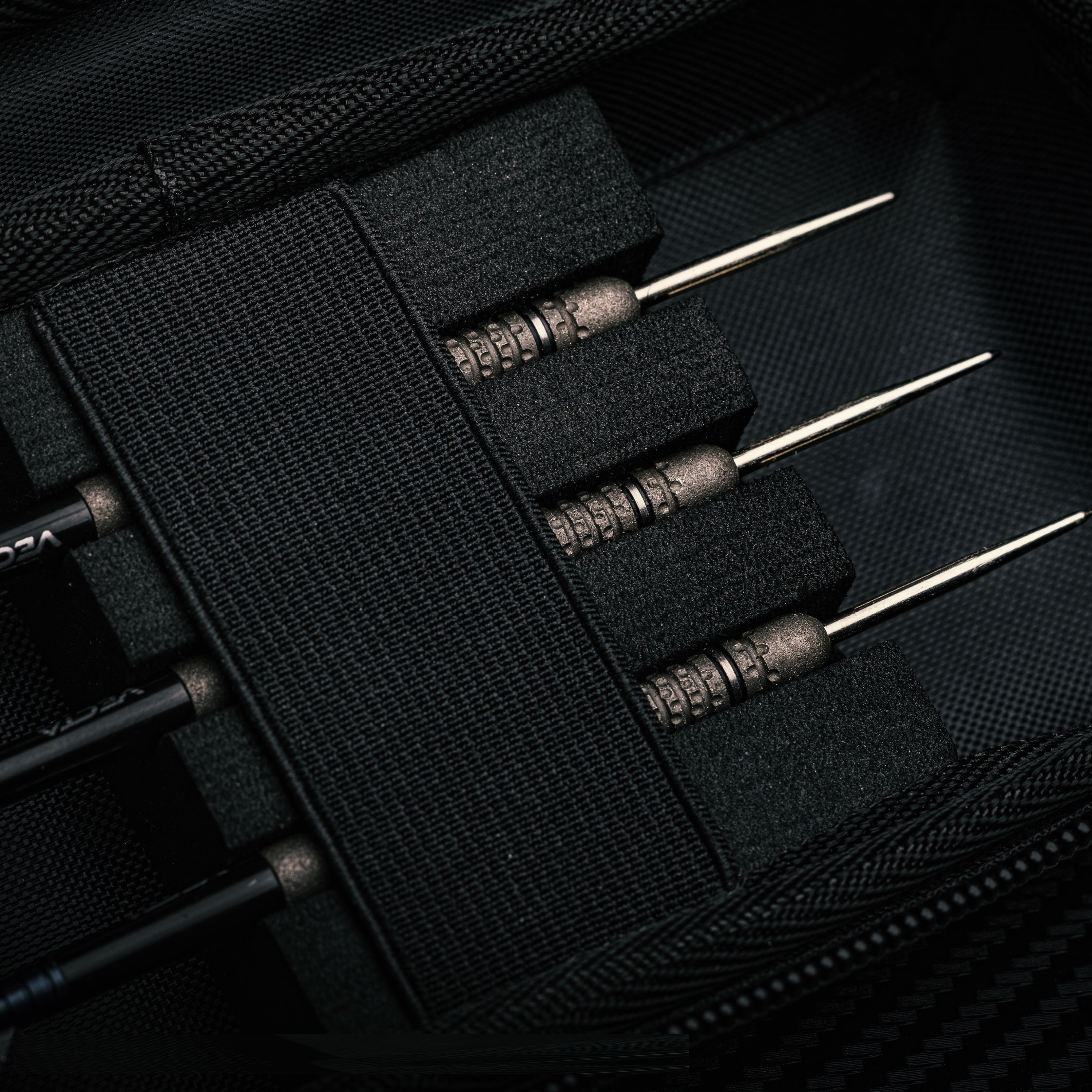 Das Winmau Armor G1 Michael Van Gerwen Dartwallet ist auf diesem Bild dargestellt. Die Tasche eignet sich ideal für den Transport von Darts.