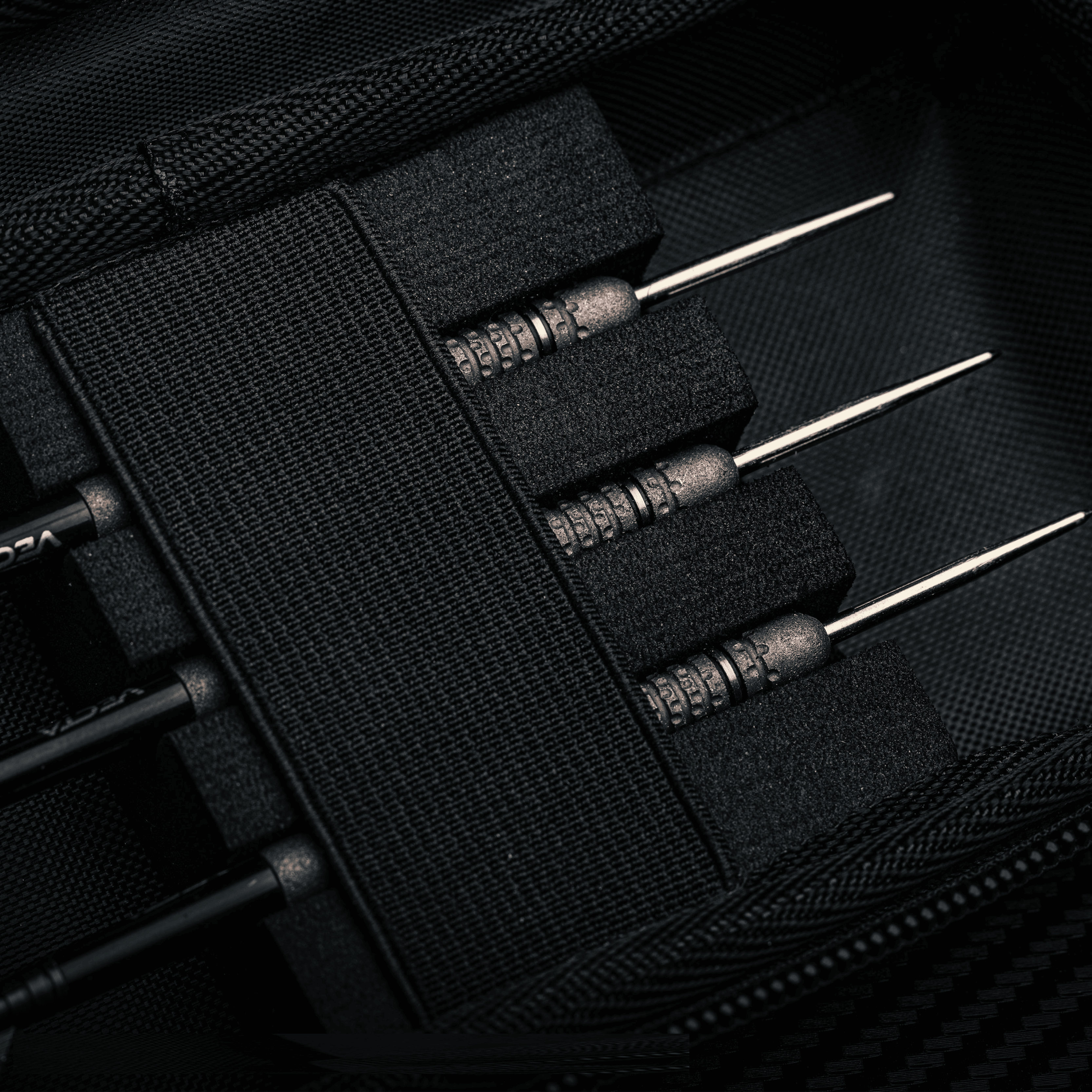 Winmau Armor G1 Michael Van Gerwen Dartwallet Das Winmau Armor G1 Michael Van Gerwen Dartwallet ist auf diesem Bild dargestellt. Die Tasche eignet sich ideal für den Transport von Darts.