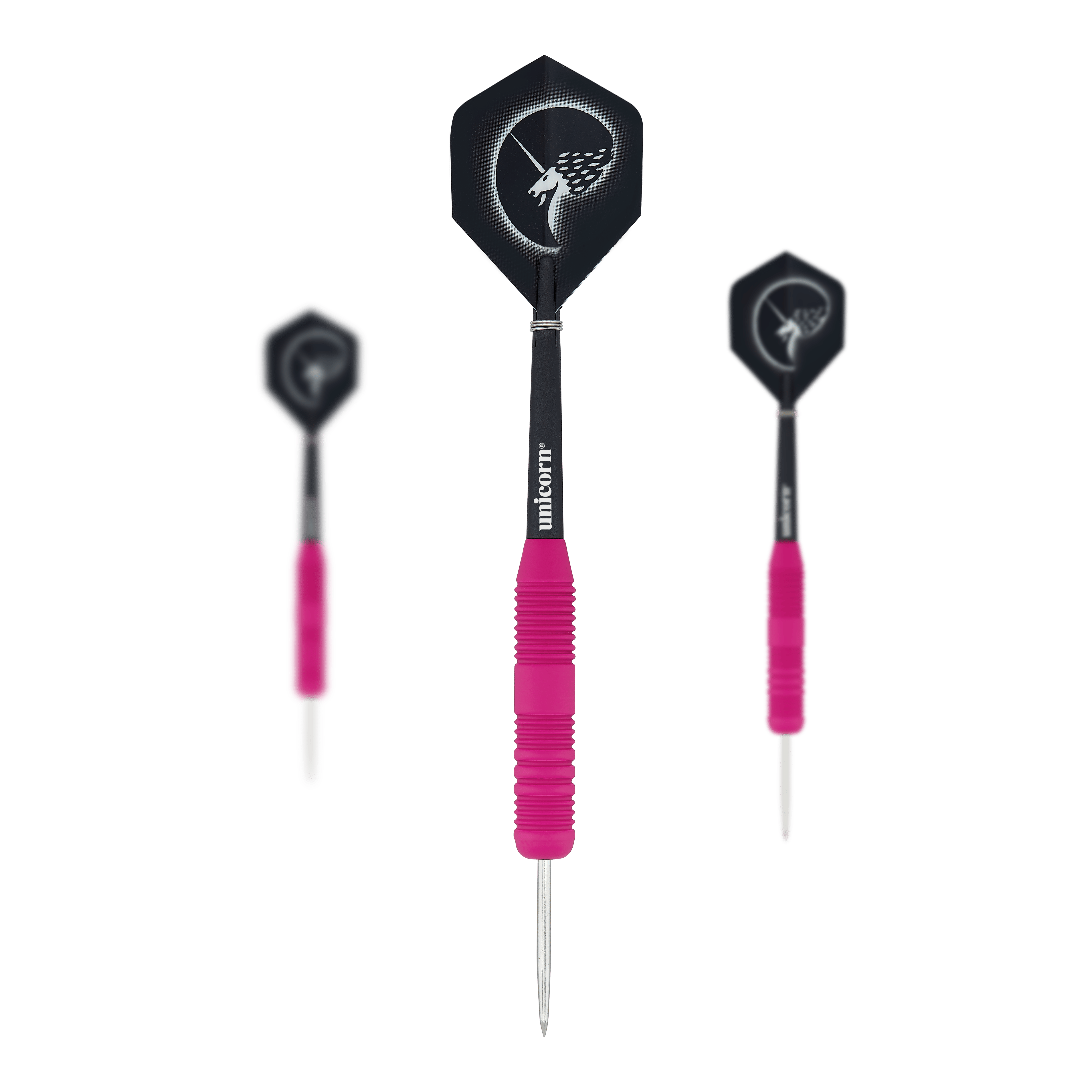 Das Bild zeigt drei Steeldarts mit pinken, gummierten Griffen und silbernen Spitzen. Die Flights sind schwarz und tragen ein weißes Einhorn-Design.