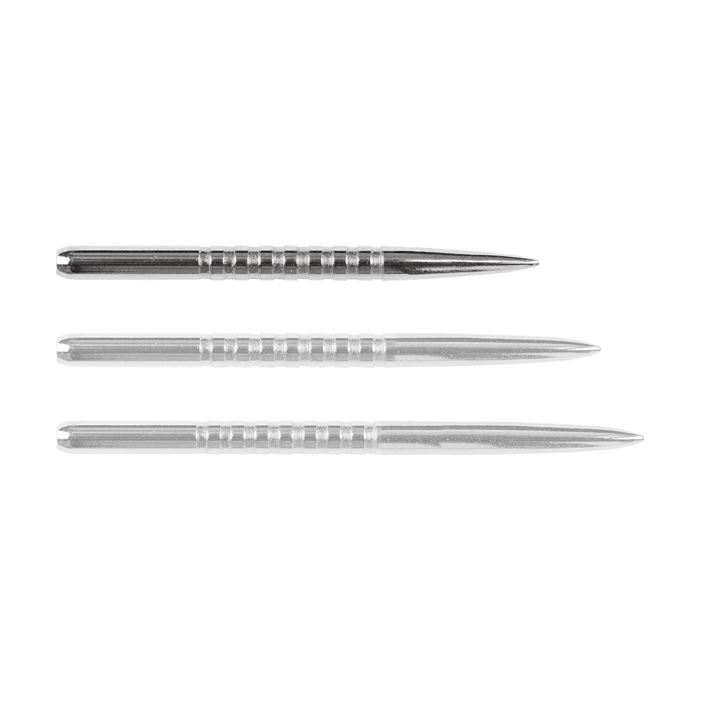 57781_Bulls_GP3_Steeldartspitzen_Silber_34mm_1yxO5rpQIsTUzL Das Bild zeigt drei silberne Steeldartspitzen des Produkts "Bulls GP3". Die Spitzen sind länglich, aus Metall und haben eine geriffelte Struktur im mittleren Bereich.