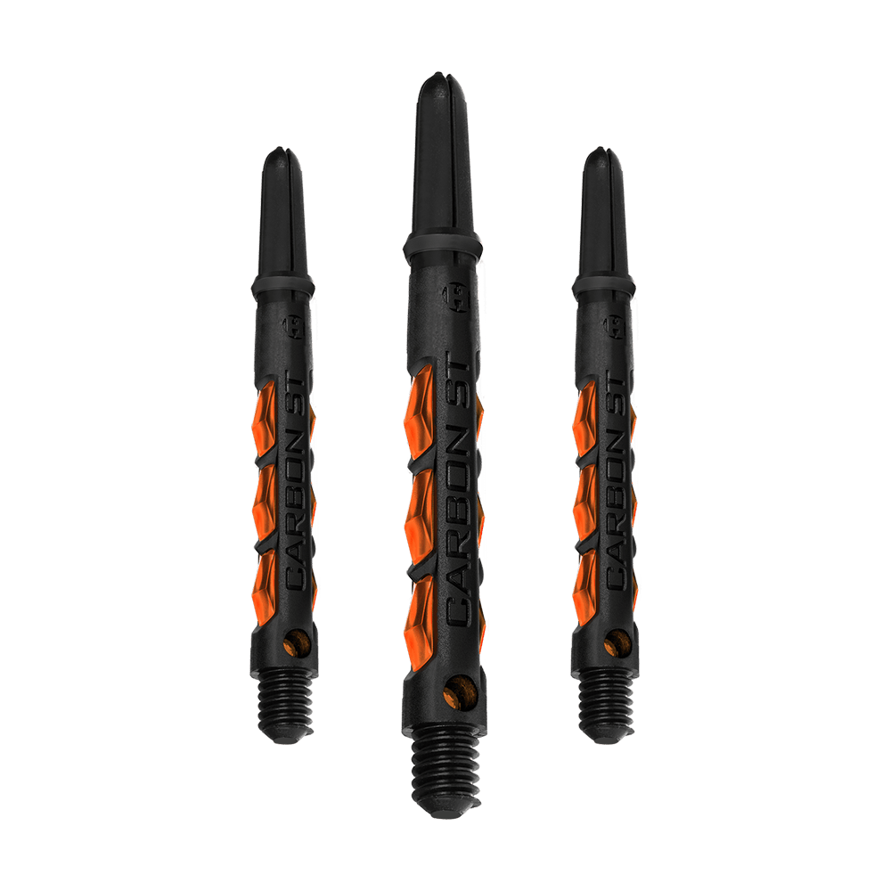 HR430_Harrows_Carbon_ST_Shafts_Orange_47mm_1pIrFT2onuzNup Das Bild zeigt drei Harrows Carbon ST Shafts in Orange. Die Shafts sind schwarz mit orangefarbenen Akzenten und haben die Aufschrift "CARBON ST".