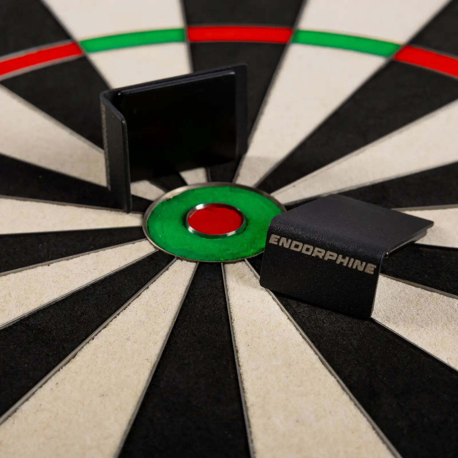 Precise 180 Endorphine Steeldartboard mit Nummernring - Classic White Das Bild zeigt das Precise 180 Endorphine Steeldartboard mit Nummernring in Weiß. Es handelt sich um eine hochwertige Dartscheibe für den Präzisionssport.