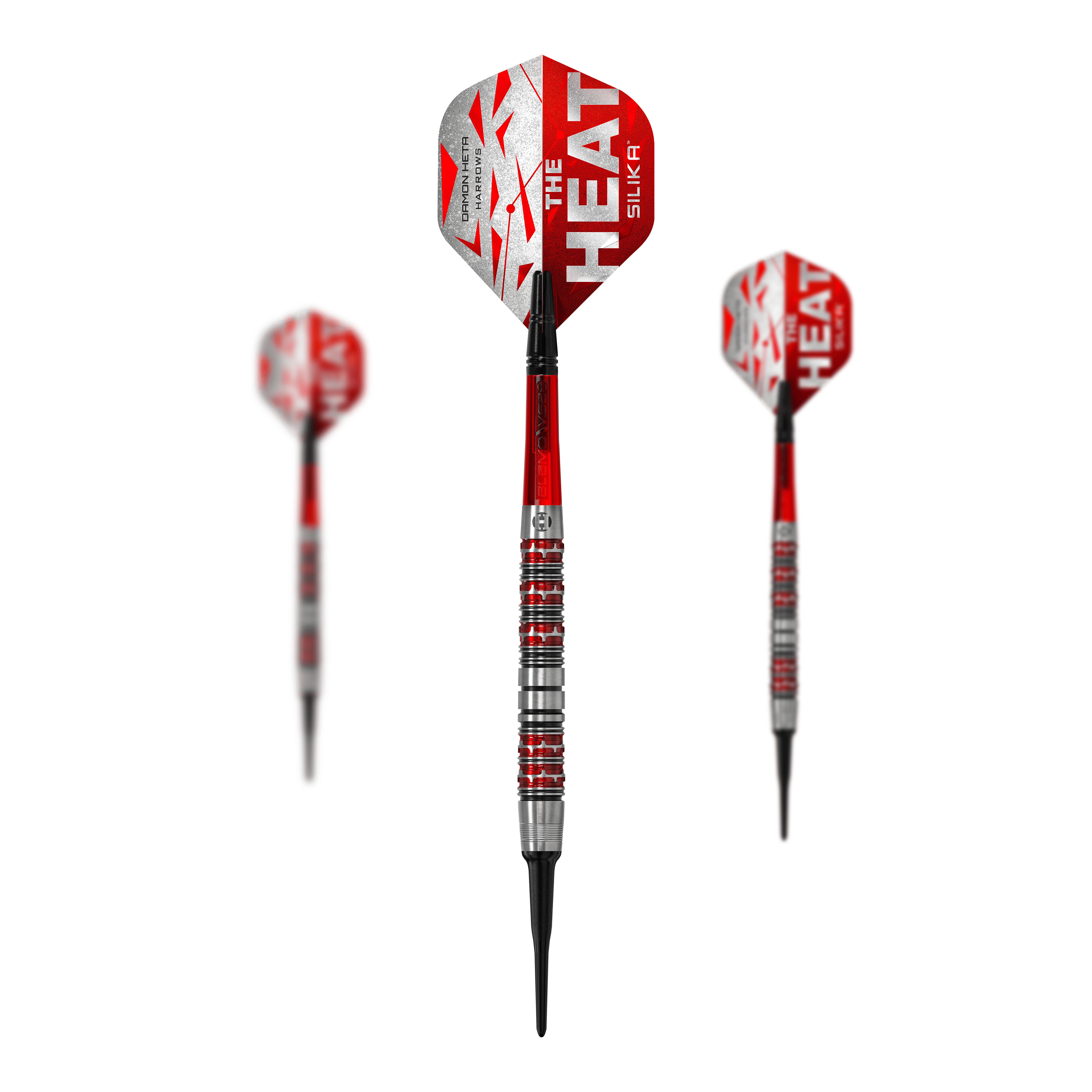 Das Bild zeigt drei Softdarts der Marke Harrows Damon Heta Series 3. Die Darts sind überwiegend rot und silber und tragen die Aufschrift "THE HEAT".