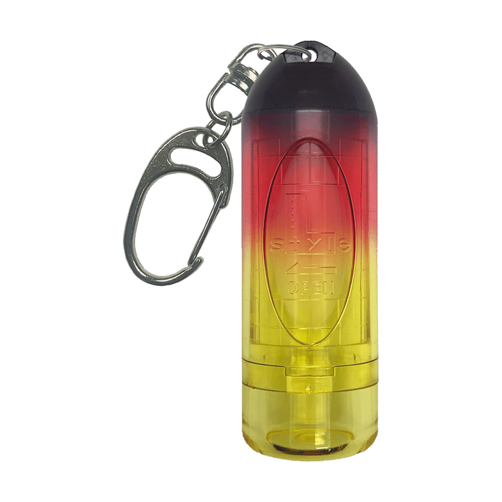 Das Bild zeigt das Produkt "L-Style N9 Lipstock Tri Color Spitzencase - Sunrise". Das Etui hat einen Farbverlauf von Schwarz über Rot zu Gelb und ist mit einem Metallkarabiner versehen.