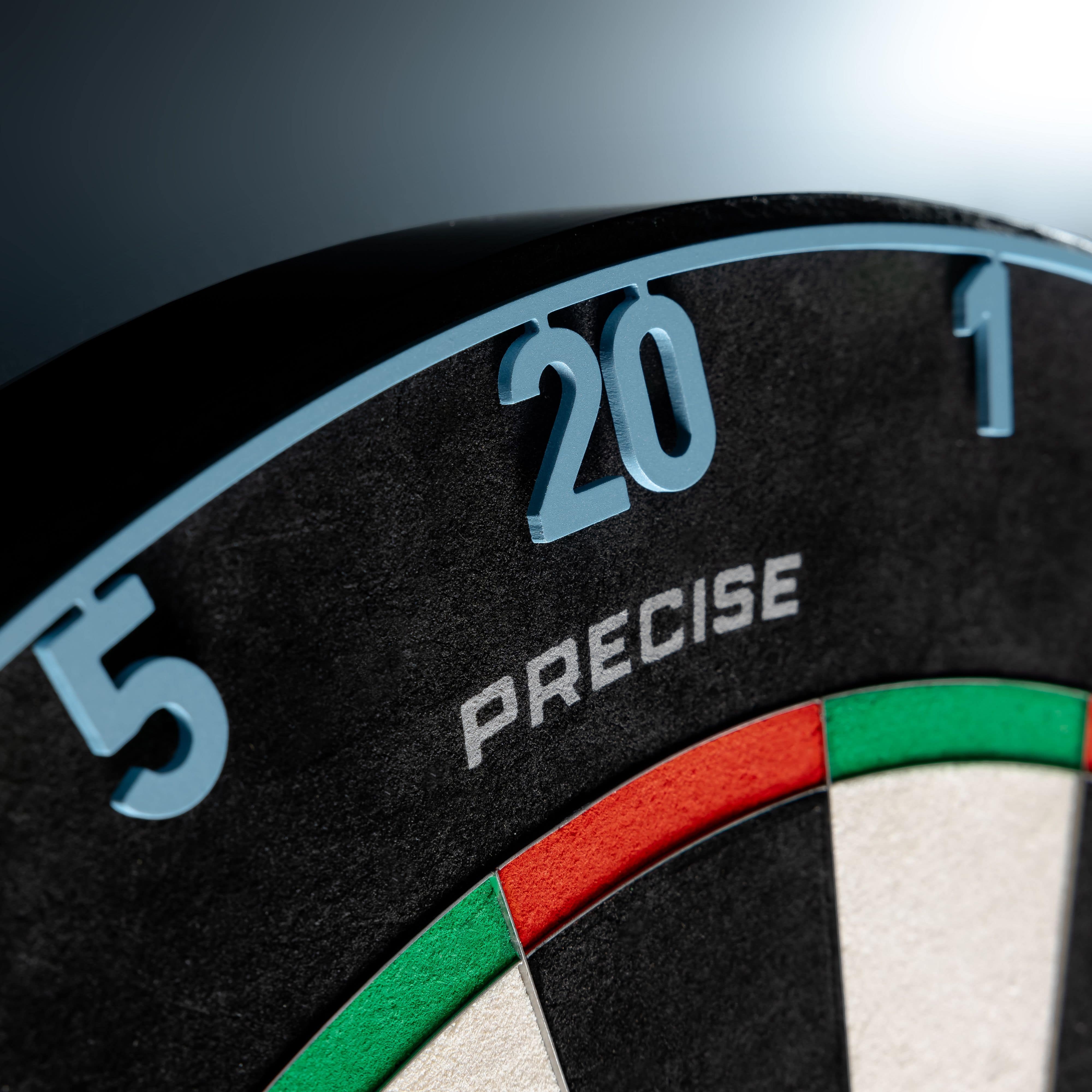 Precise 180 Endorphine Steeldartboard mit Nummernring - Infinity Blue Auf dem Bild sieht man das Precise 180 Endorphine Steeldartboard mit Nummernring in Infinity Blue. Diese Dartscheibe ist für ein präzises Spiel konzipiert.