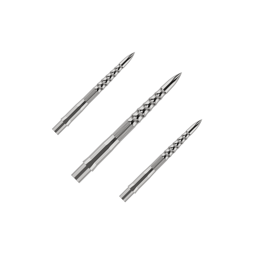 Mission Caliburn EVO Dartspitzen - Ripple - Silber Auf dem Bild sind drei silberne Steeldartspitzen mit einem strukturierten Griff zu sehen. Sie sind in einem Set angeordnet und haben ein modernes, geriffeltes Design.