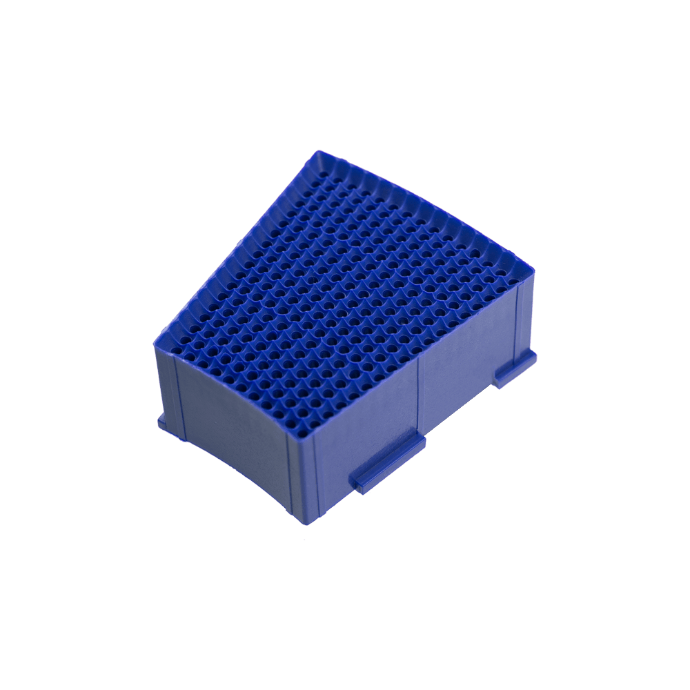 LW6_L-wen_Dart_Ersatzfeld_Single_Aussen_Blau_1_Originalteil Das Bild zeigt ein blaues Ersatzfeld für eine Dartscheibe, das als "Löwen Dart Original Ersatzfelder" bezeichnet wird. Es ist dreieckig geformt und besteht aus Kunststoff mit vielen kleinen Löchern.