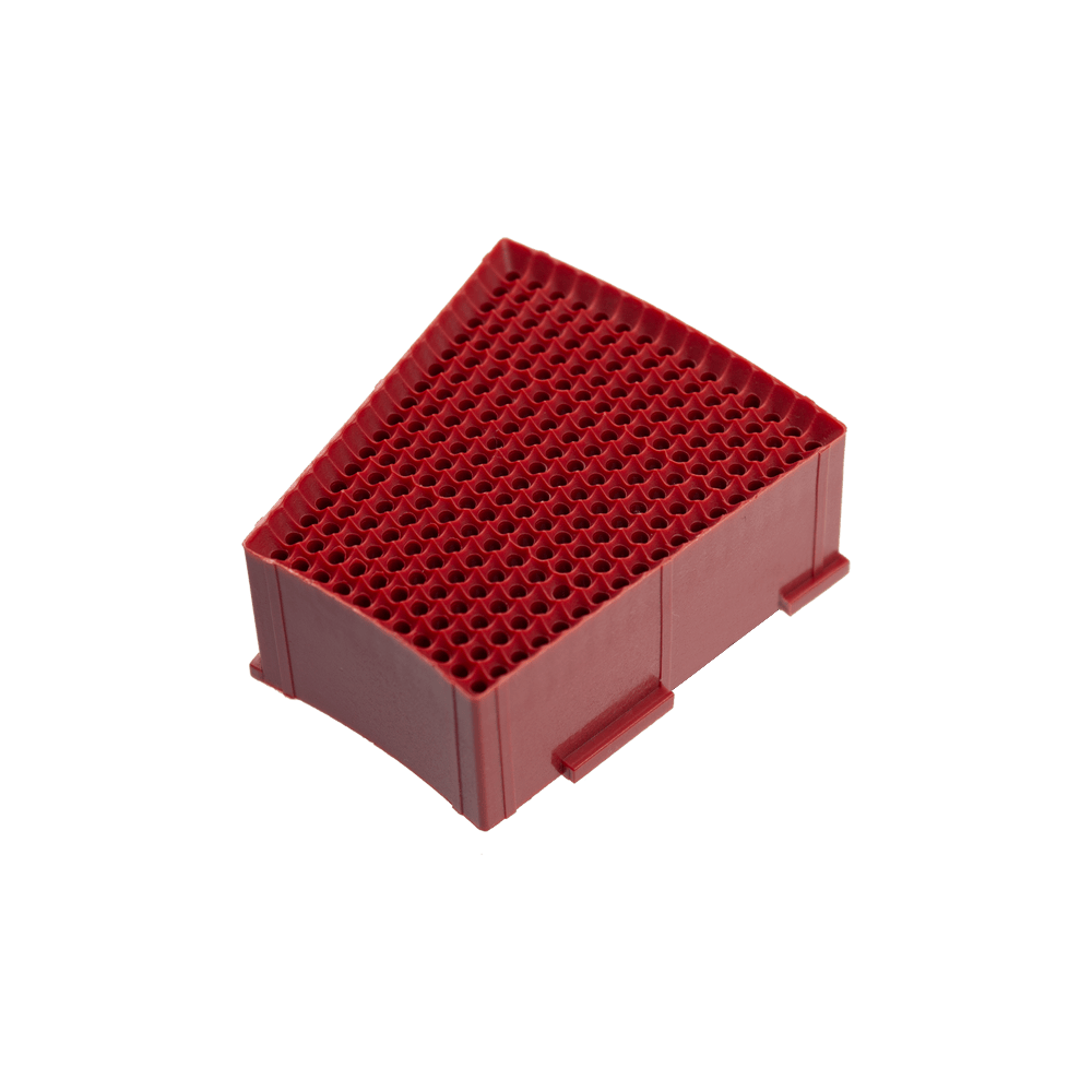 Das Bild zeigt ein rotes Ersatzfeld für eine Löwen Dartscheibe. Das Ersatzfeld hat viele kleine Löcher und ist dreieckig geformt.