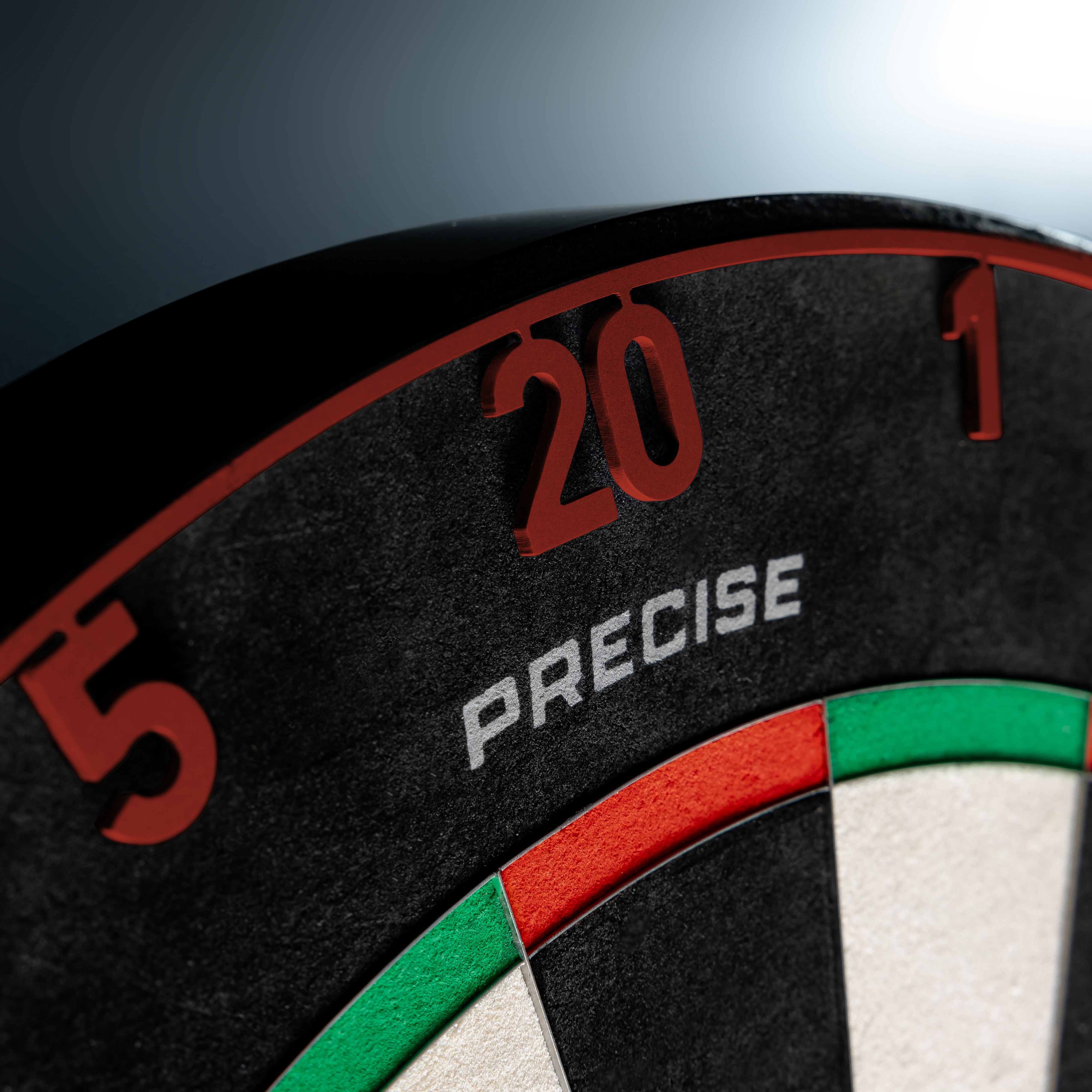 Das Precise 180 Endorphine Steeldartboard mit Nummernring in Faded Red ist zu sehen. Die Abbildung präsentiert das Produkt in kräftigen Farbtönen.