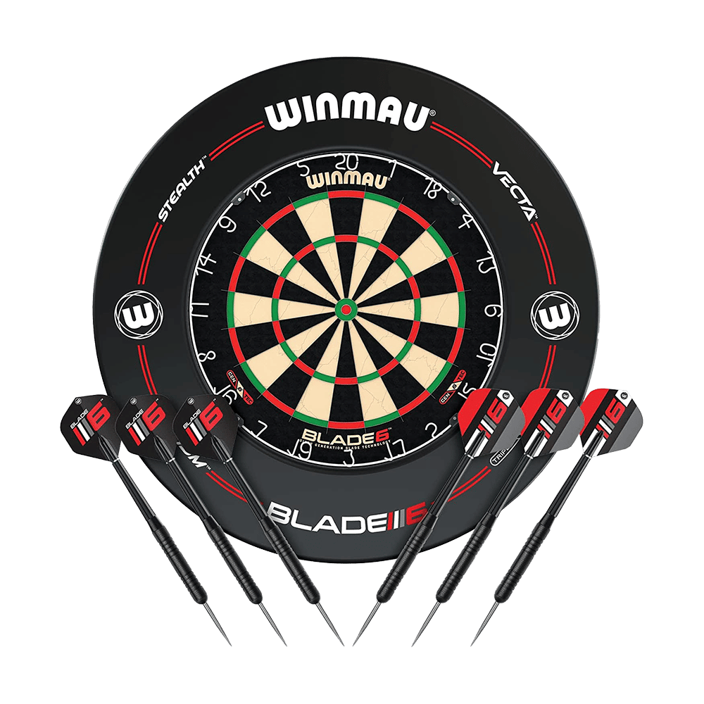 Das Bild zeigt eine Winmau Blade 6 Dartscheibe mit einem schwarzen Schutzring. Vor der Dartscheibe liegen sechs Dartpfeile, jeweils drei auf jeder Seite.
