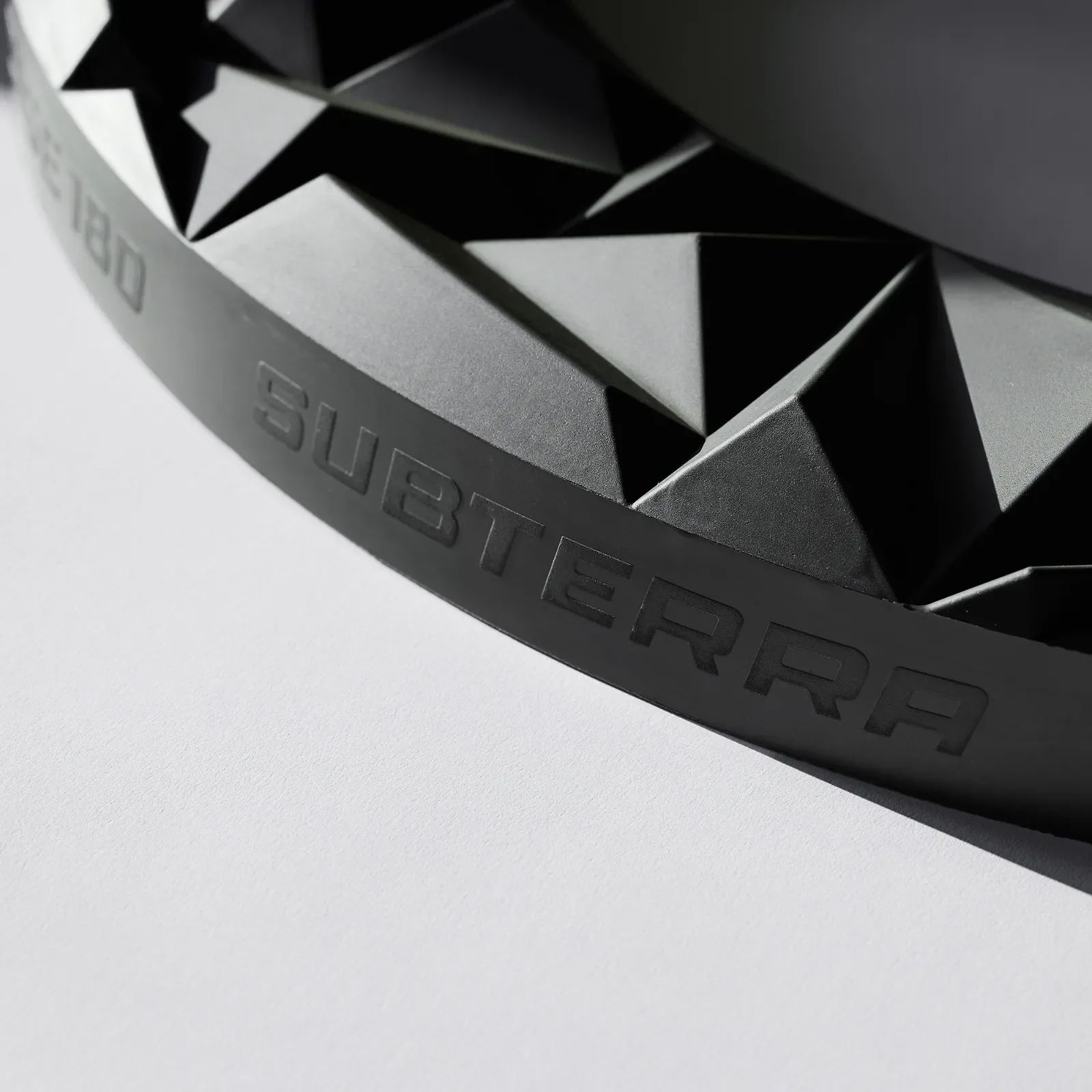 Precise 180 3D Dartboard Surround Subterra - Graphite Das Precise 180 3D Dartboard Surround Subterra - Graphite ist auf dem Foto zu sehen. Diese Umrandung eignet sich ideal für Dartliebhaber.