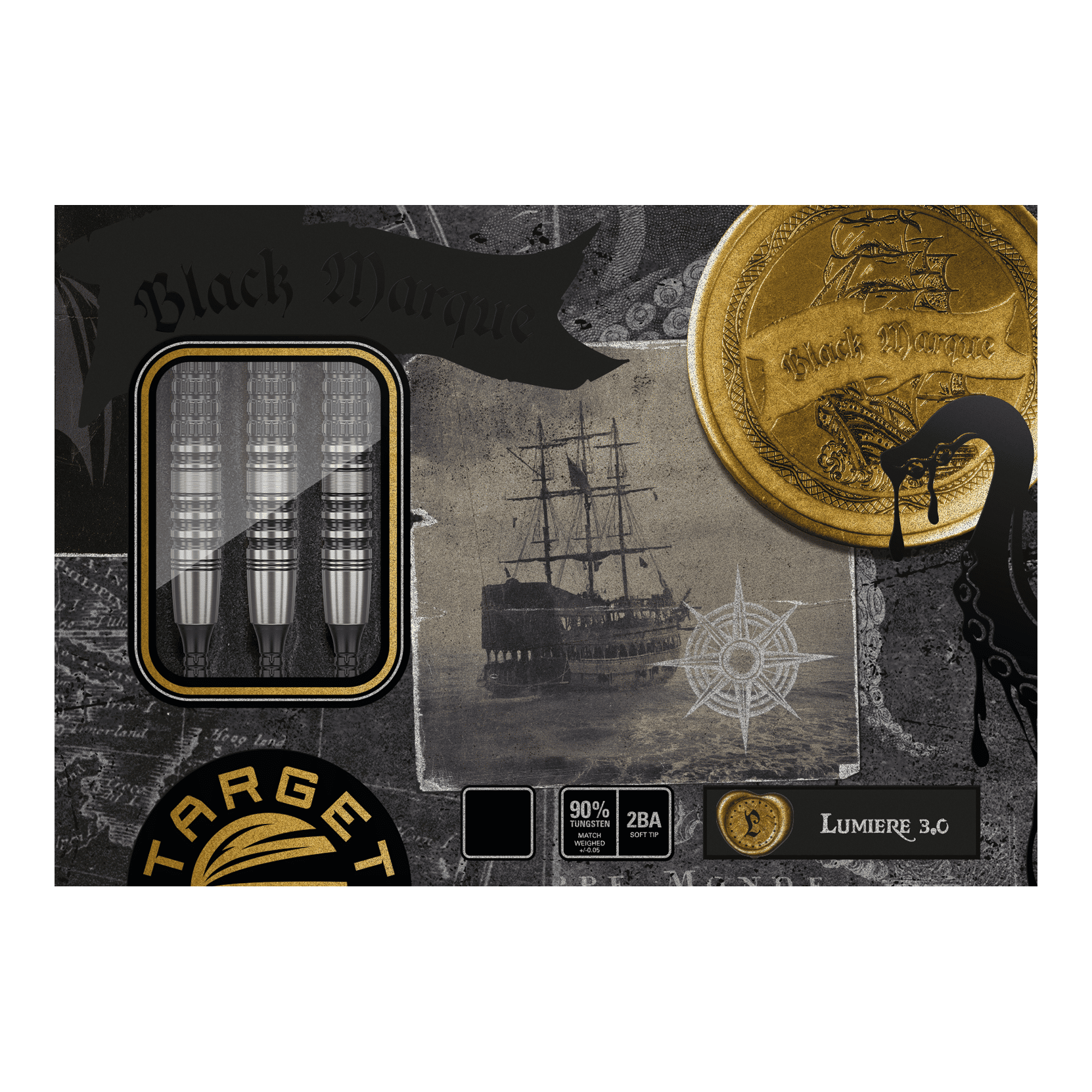 Die Abbildung zeigt die Verpackung der "Target Japan Black Marque Lumiere GEN3 Softdarts - 18,5g". Auf der Verpackung sind drei Dartpfeile, ein altes Segelschiff und ein goldener Münzmotiv zu sehen.