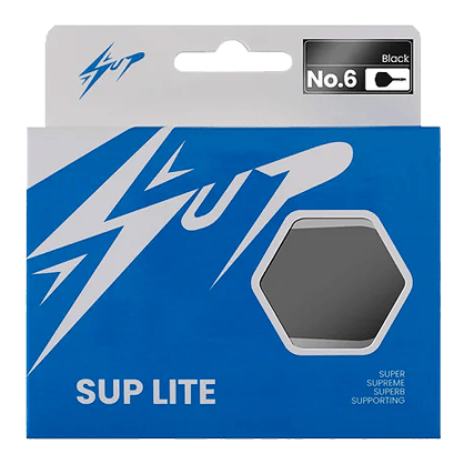 Caliburn SUP Lite No6 Flight-Shaft-System Die Abbildung zeigt die Verpackung des Produkts "Caliburn SUP Lite No6 Flight-Shaft-System". Die Verpackung ist überwiegend blau und weiß und enthält ein Sichtfenster, durch das das Produkt teilweise zu sehen ist.