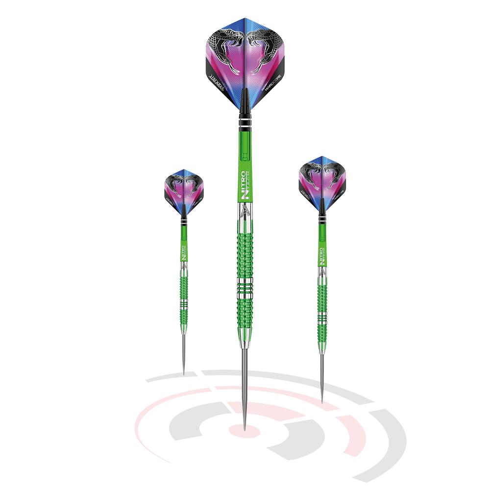 Das Bild zeigt drei Steeldarts der Marke "Red Dragon Peter Wright Snakebite Mamba 2" mit grünem Schaft und auffälligen Flights. Die Darts sind auf eine Zielscheibe gerichtet, wobei einer genau im Mittelpunkt steckt.