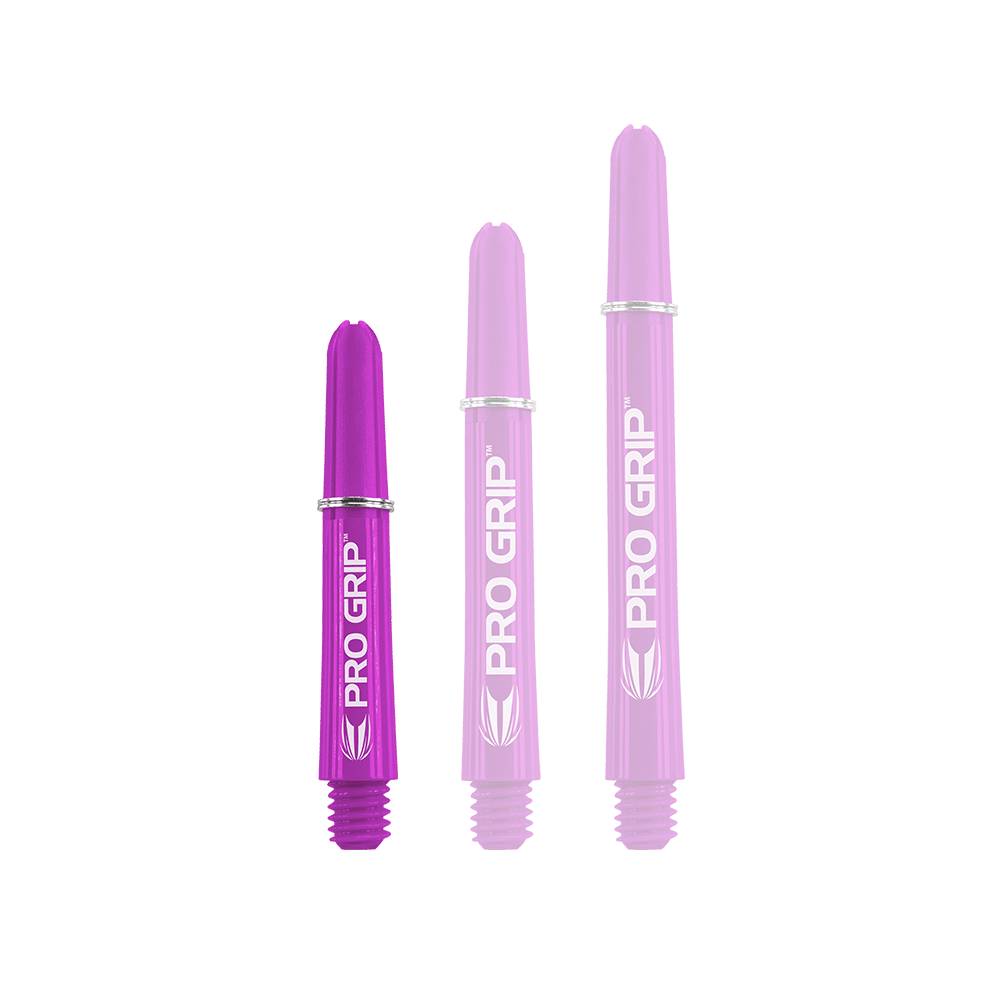 Target Pro Grip Shafts - 3 Sets - Lila Das Bild zeigt drei lilafarbene Dartschäfte mit der Aufschrift "PRO GRIP". Sie stehen nebeneinander und sind unterschiedlich lang.