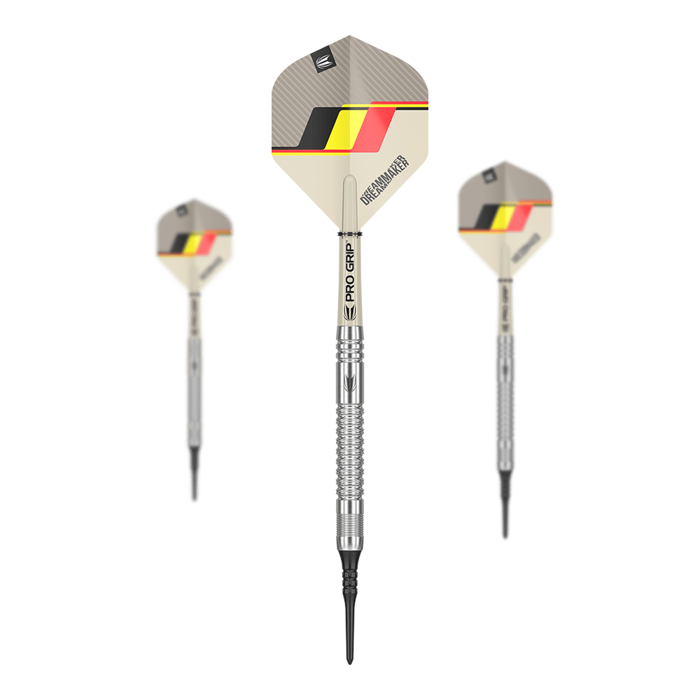 Das Bild zeigt drei Softdarts mit silbernem Schaft und schwarzer Spitze. Die Flights haben ein Design in Beige mit schwarzen, gelben und roten Akzenten sowie der Aufschrift "DREAMMAKER".