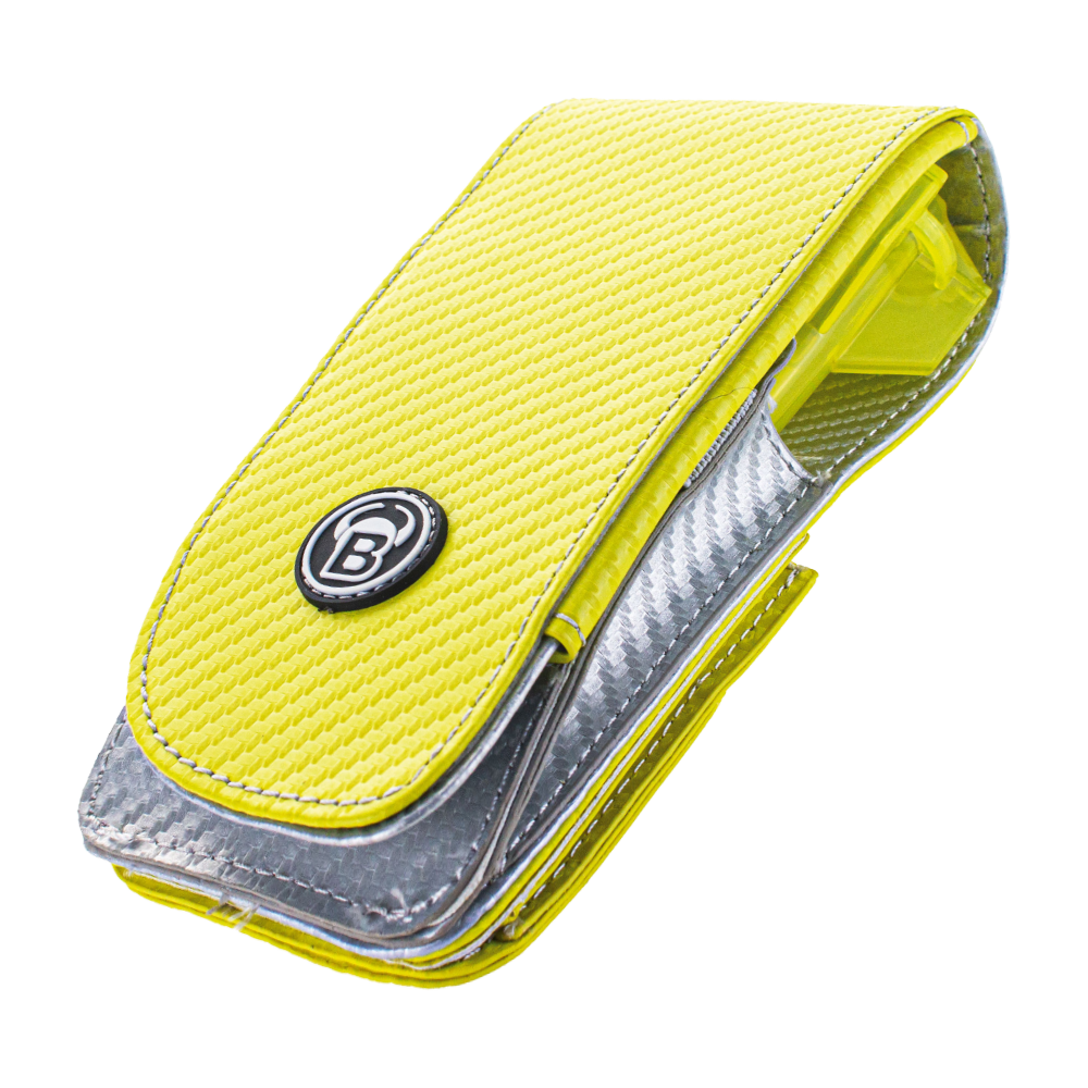 Das Bild zeigt ein gelbes Dart-Etui mit silbernen Akzenten. Auf der Vorderseite befindet sich ein rundes Logo mit dem Buchstaben „B“.