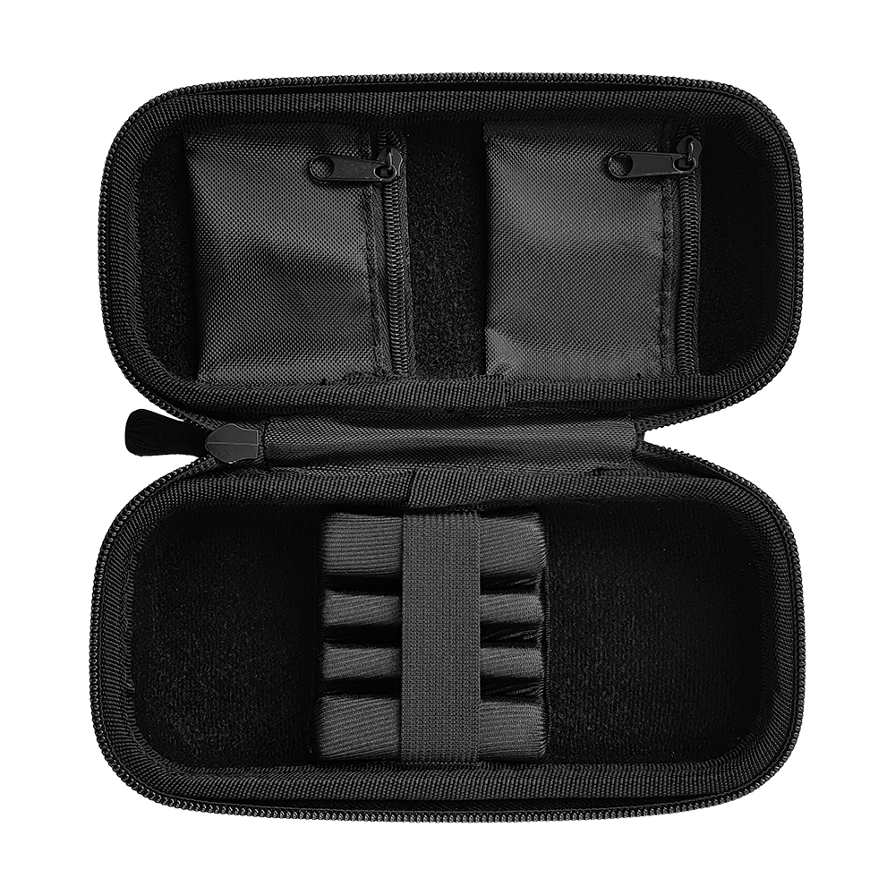 Das Bild zeigt ein offenes schwarzes Etui mit mehreren Fächern und elastischen Halterungen. Im oberen Teil sind zwei kleine Taschen mit Reißverschlüssen zu sehen.