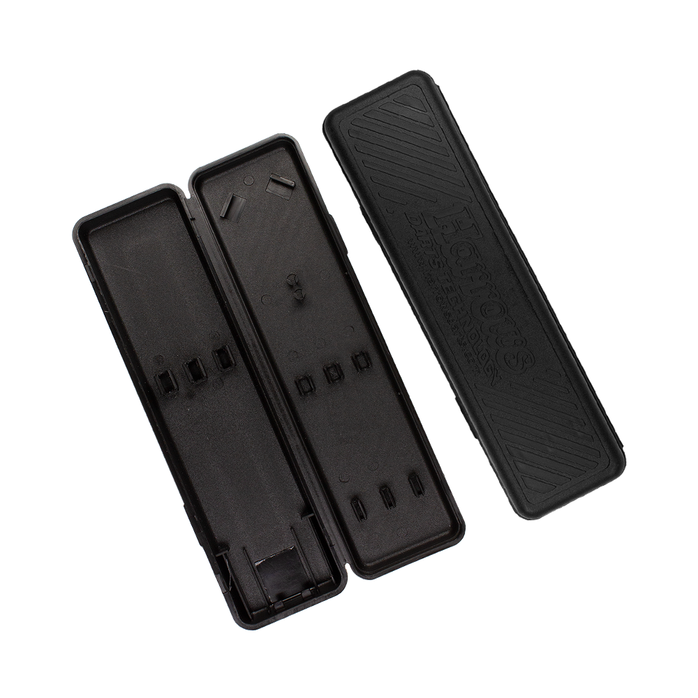 Harrows_Plastikboxki8jl0Jks0N5h Das Bild zeigt ein geöffnetes schwarzes Etui der Marke Harrows. Es ist für die Aufbewahrung der ACE Rubber Grip Softdarts gedacht.