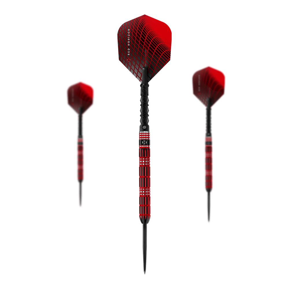Das Bild zeigt drei rote Steeldarts mit schwarzem und rotem Muster. Der mittlere Dart ist größer und im Vordergrund, während die anderen beiden im Hintergrund stehen.
