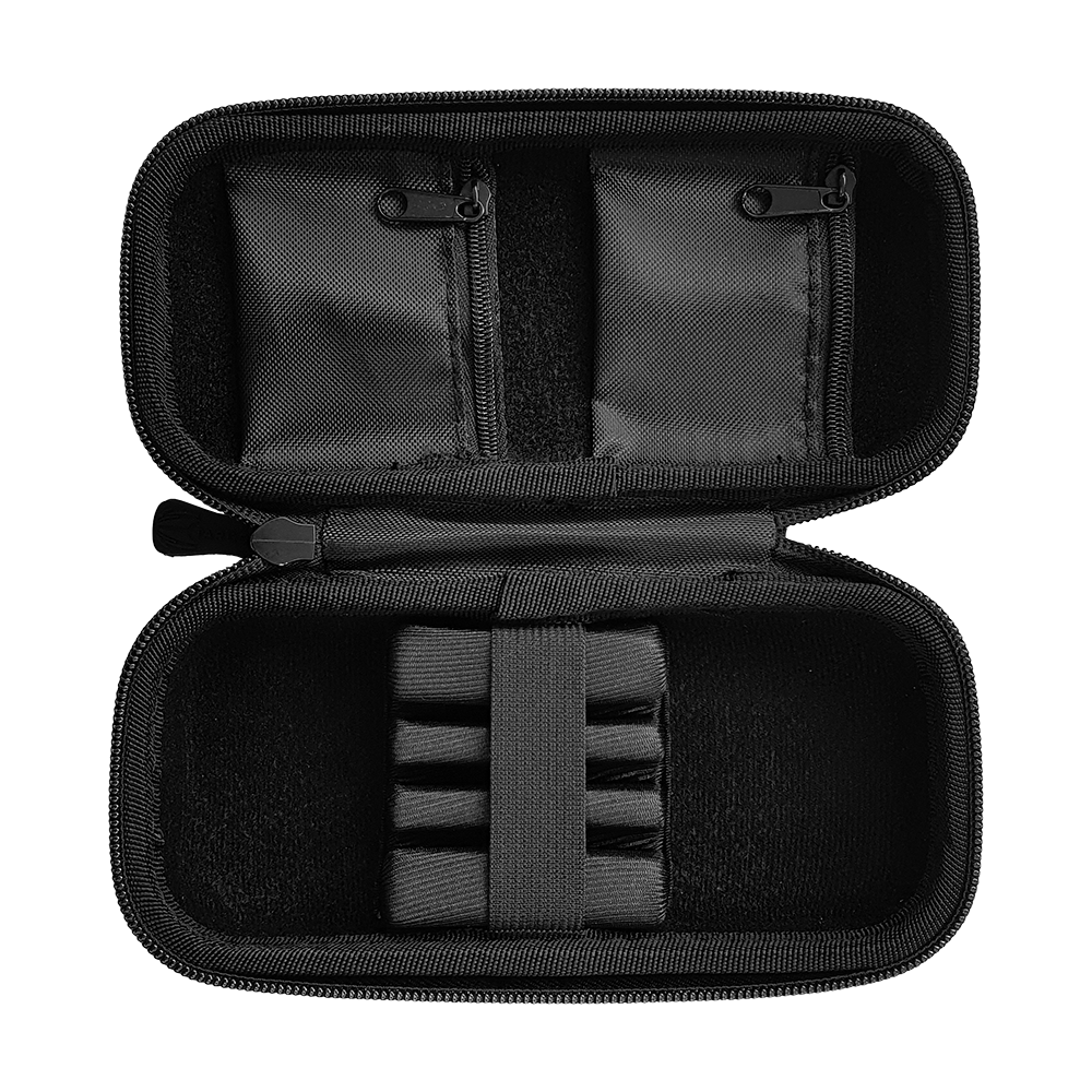 _Target_Takoma_Dartwallet_3_OPENxXs1mBQkZECRp Das Bild zeigt ein offenes, schwarzes Dartetui mit mehreren Fächern und elastischen Haltern. Im Inneren befinden sich zwei kleine Reißverschlussfächer sowie Platz für Dartzubehör.