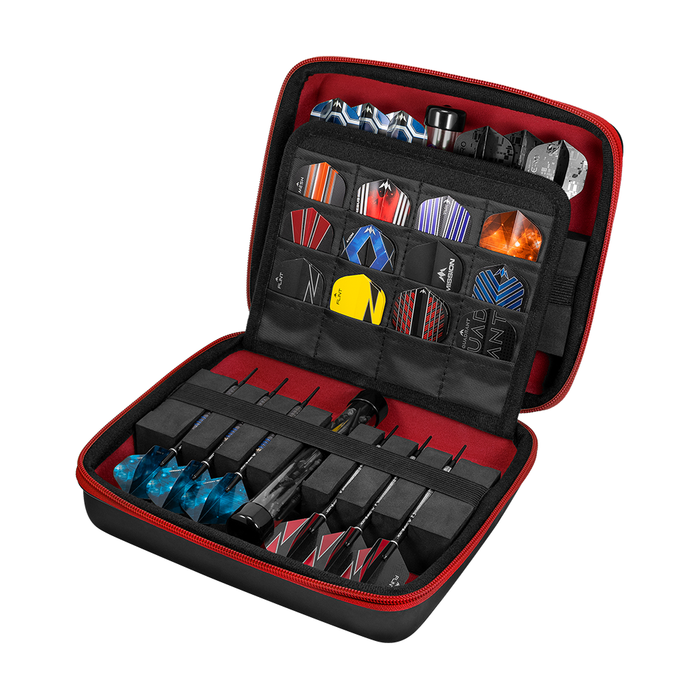 Das Bild zeigt ein geöffnetes Dart-Set in einer schwarzen und roten Hülle. Darin sind mehrere Darts und verschiedene Dart-Flights ordentlich verstaut.