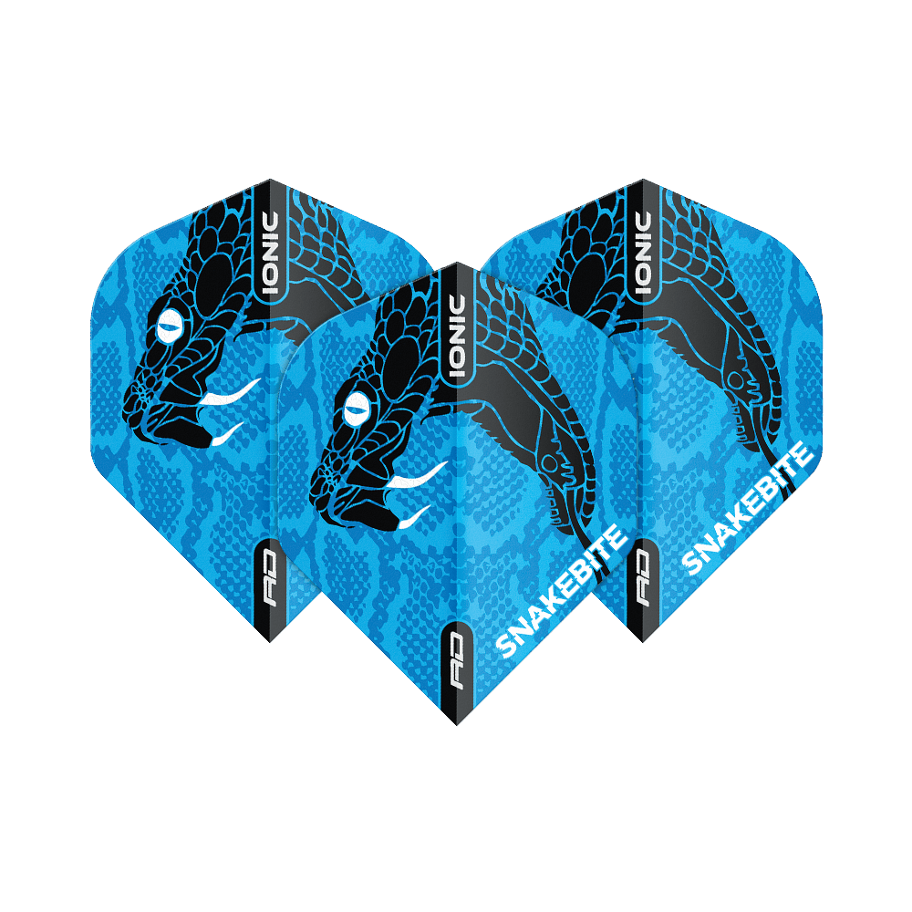 TF6569_Red_Dragon_Hardcore_Ionic_Snakebite_Blue_Head_Standard_Flights_1Lry6DaSb3K4zr Auf dem Bild sind drei blaue Dart-Flights mit einem schwarzen Schlangenkopf-Design zu sehen. Auf den Flights stehen die Worte „IONIC“ und „SNAKEBITE“.